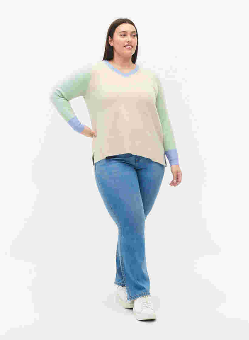 Stickad v-ringad tröja med färgblock, Pumice Stone Mel.Com, Model image number 2