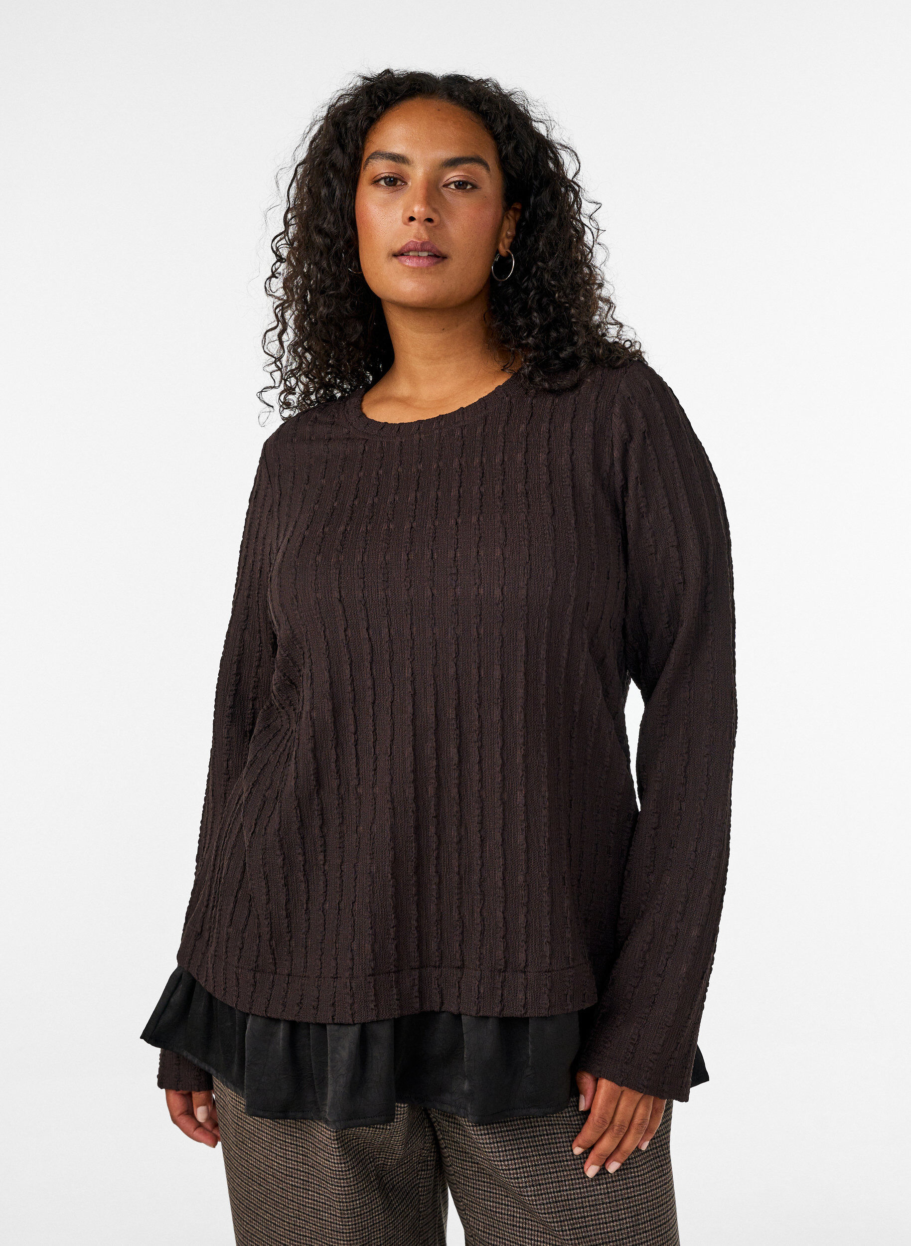 Strukturerad blus med volangkant, Brun, Model