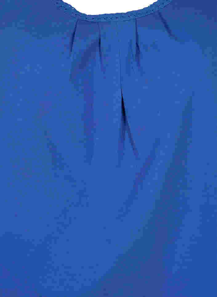 Topp i bomull med rund hals med spets, Dazzling Blue, Packshot image number 2
