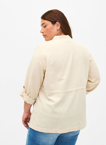 Skjorta i linneblandning med fickor, Sandshell, Model image number 1