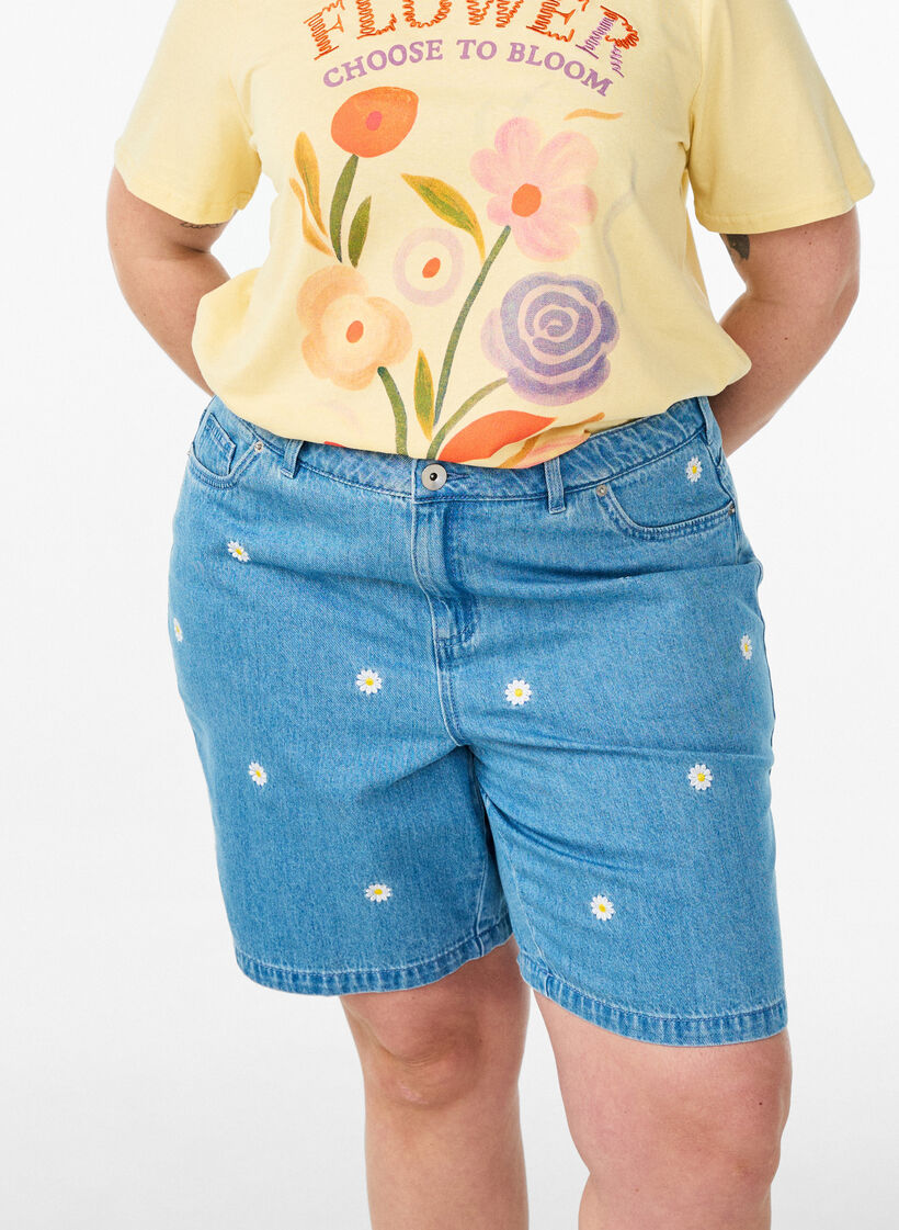 Jeansshorts med h&ouml;g midja och blombroderi, Bl&aring;, Model image number 3