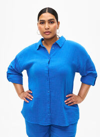 Skjorta med krage av bomullsmuslin, Victoria blue, Model