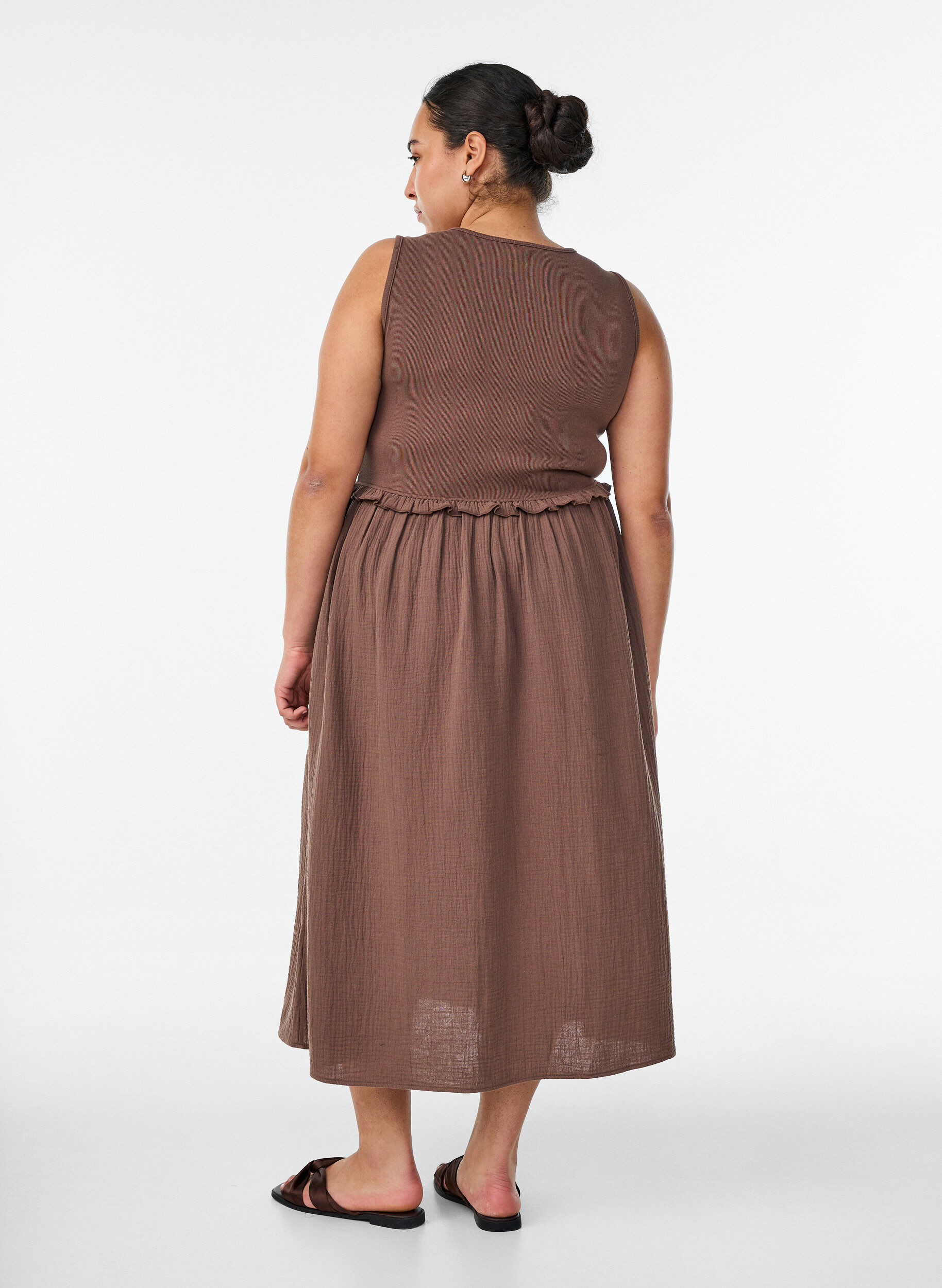 Zizzi&Auml;rml&ouml;s midikl&auml;nning i bomull med ribb och muslin, Brun, Model image number 1
