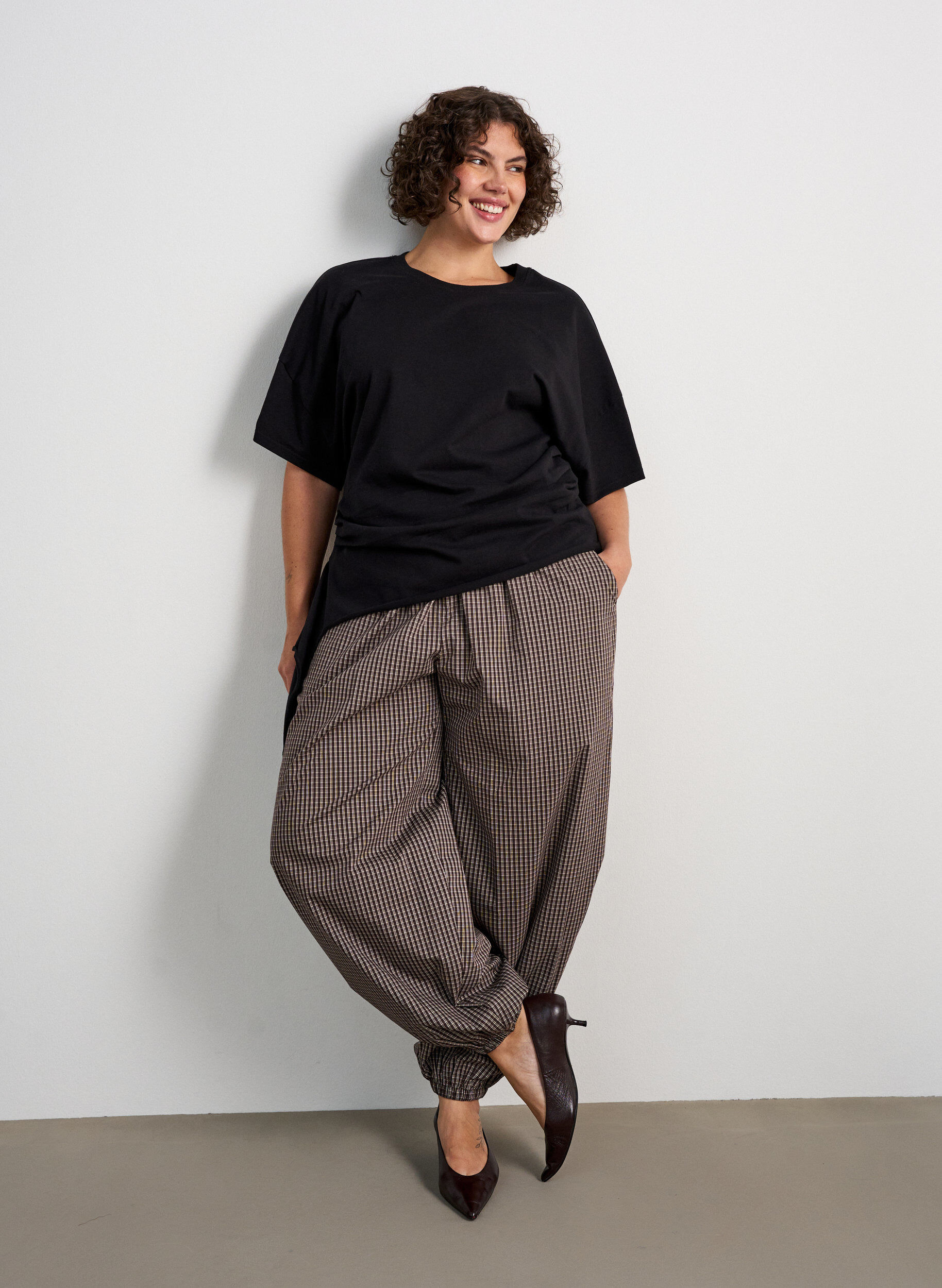 ZizziBallongbyxor med h&ouml;g midja och helt&auml;ckande m&ouml;nster, Brun, Model image number 0