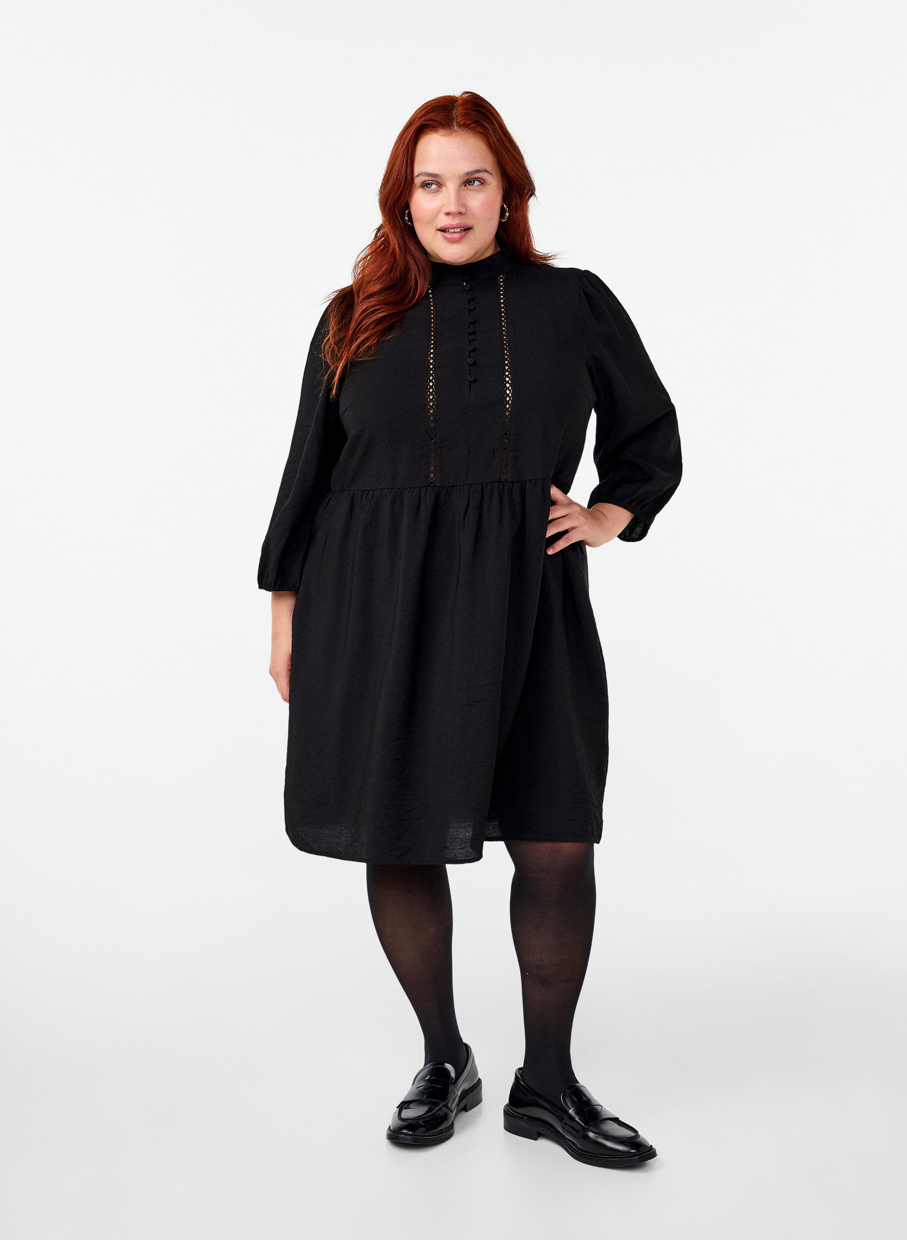 Zizzi Kn&auml;l&aring;ng kl&auml;nning med broderi och 3/4 &auml;rmar, Black, Model image number 3