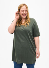 Enfärgad oversize t-shirt med v-hals, Thyme, Model