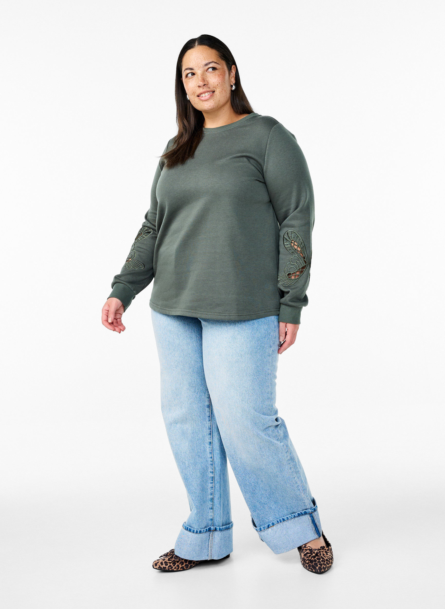 Zizzi Sweatshirt med broderade utsk&auml;rningar, Thyme, Model image number 2