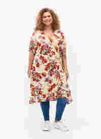 Blommig omlottklänning med korta ärmar, Buttercream Vintage, Model