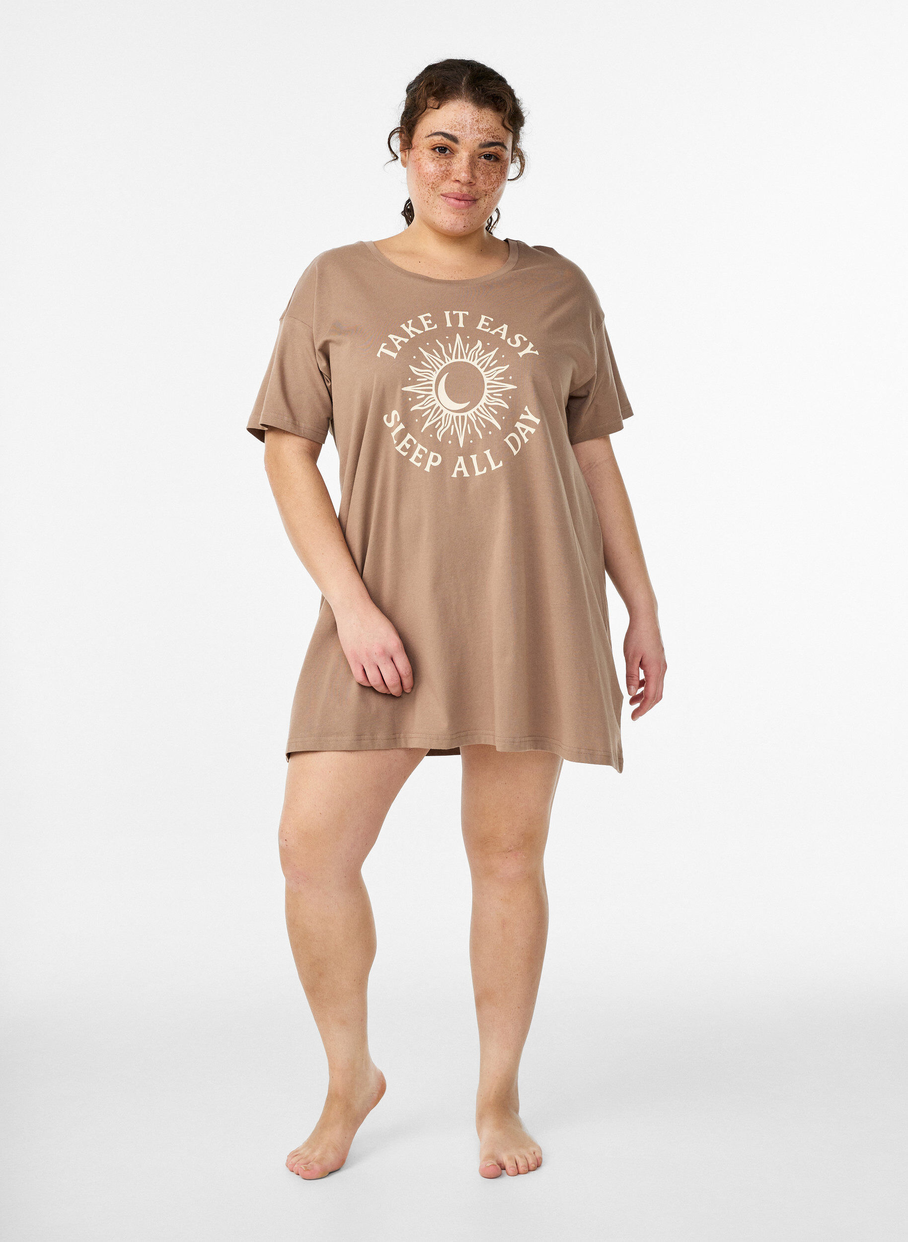 Zizzi L&aring;ng natt-t-shirt i ekologisk bomull med tryck, Beige, Model image number 1