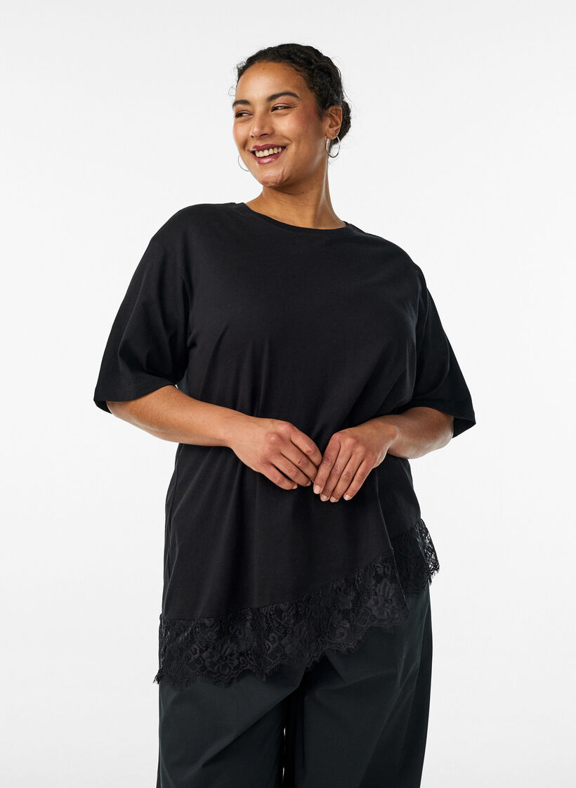 T-shirt med asymmetrisk spetskant, Svart, Model image number 0
