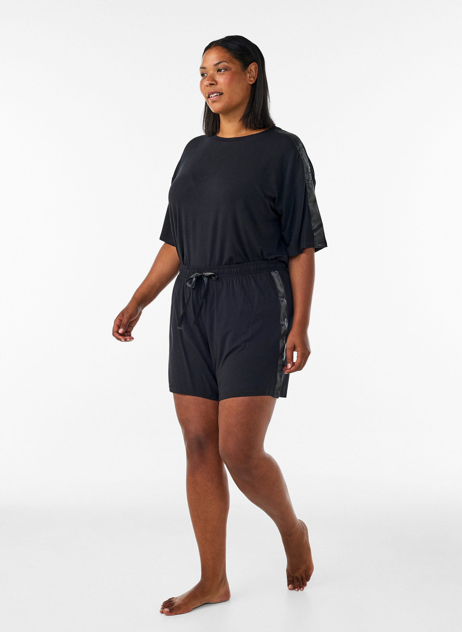 ZizziPyjamasshorts i modal med kontrastband, Svart, Model image number 1