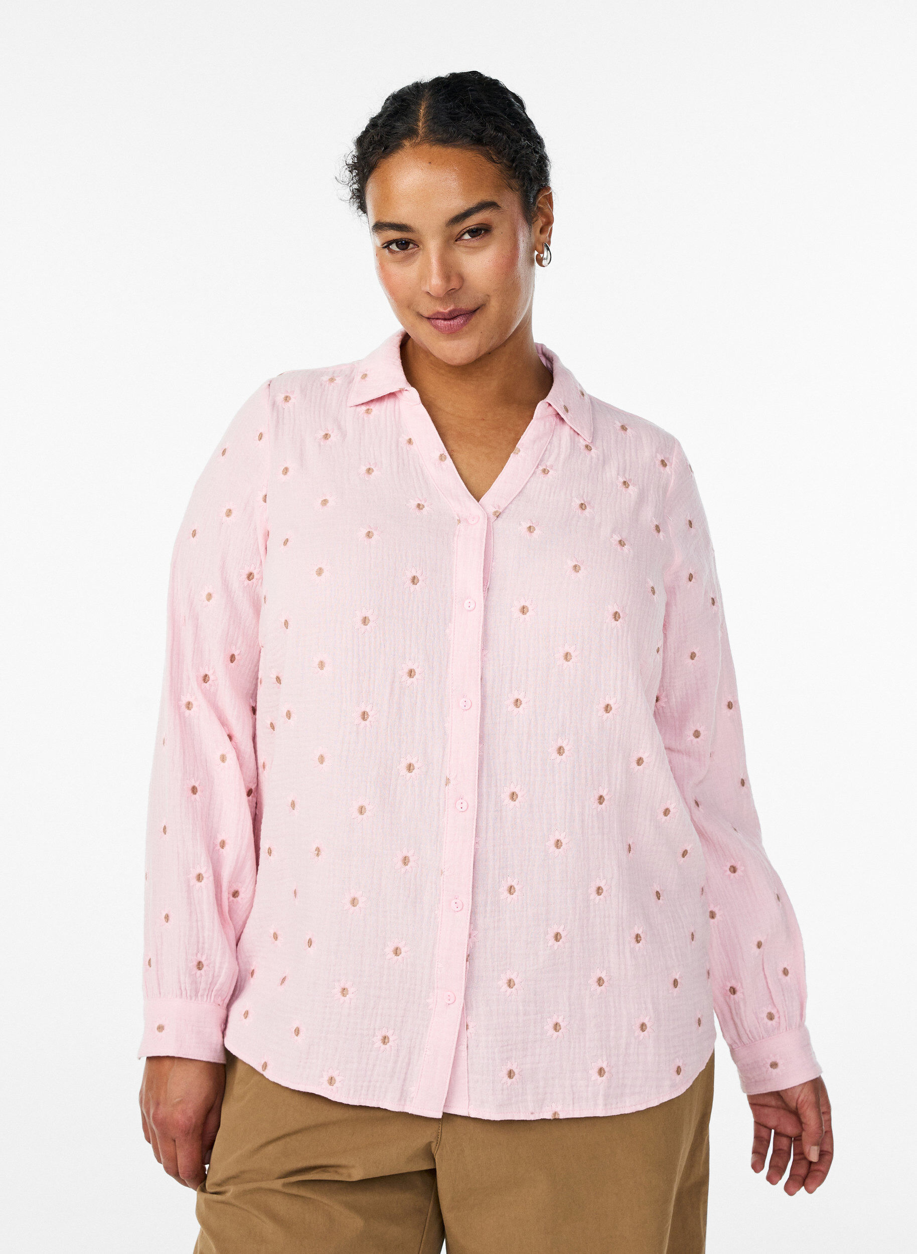 L&aring;ng&auml;rmad blus i bomullsmuslin med broderade motiv, Rosa, Model