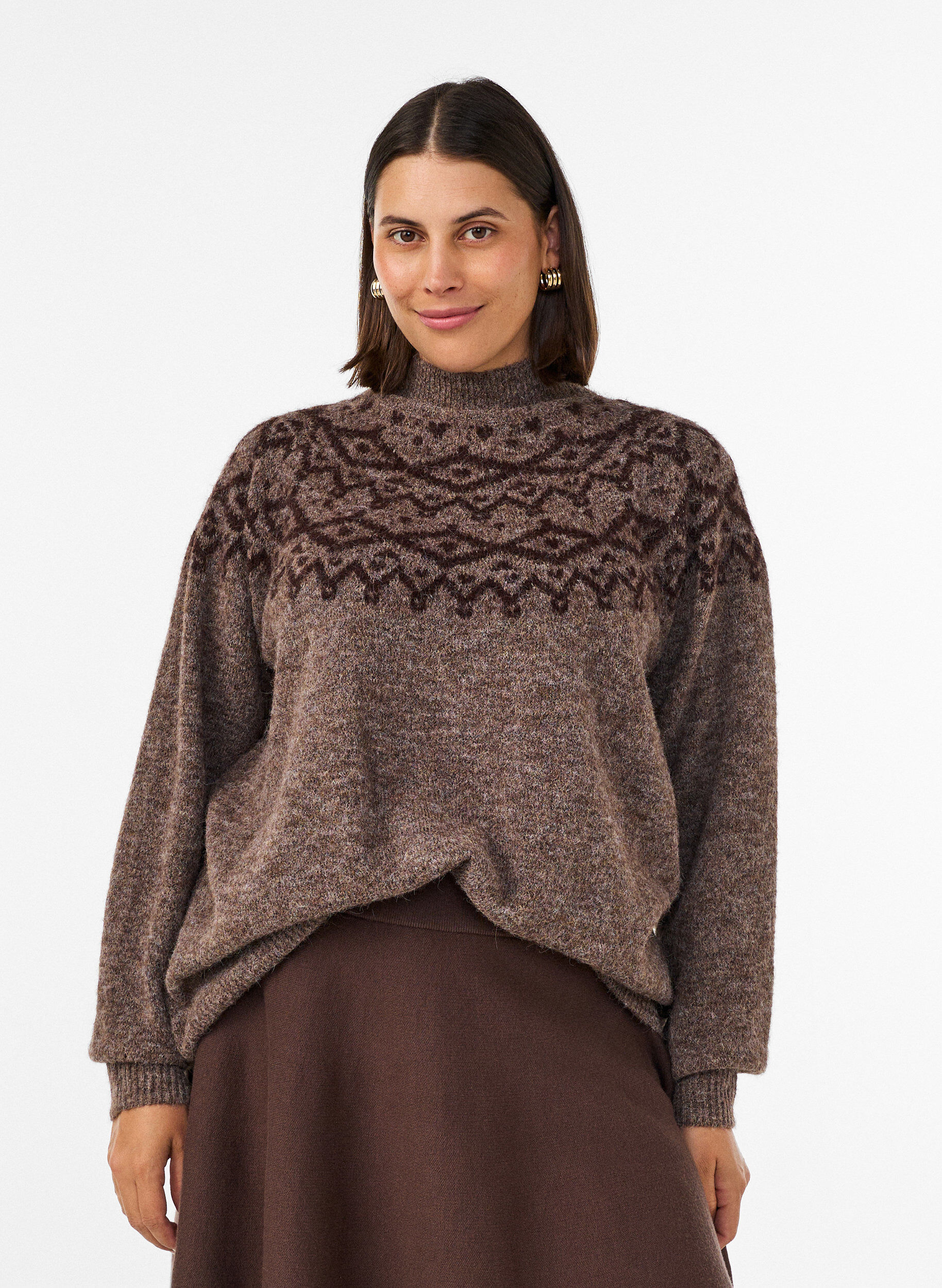Tr&ouml;ja med nordiskt m&ouml;nster, Brun, Model