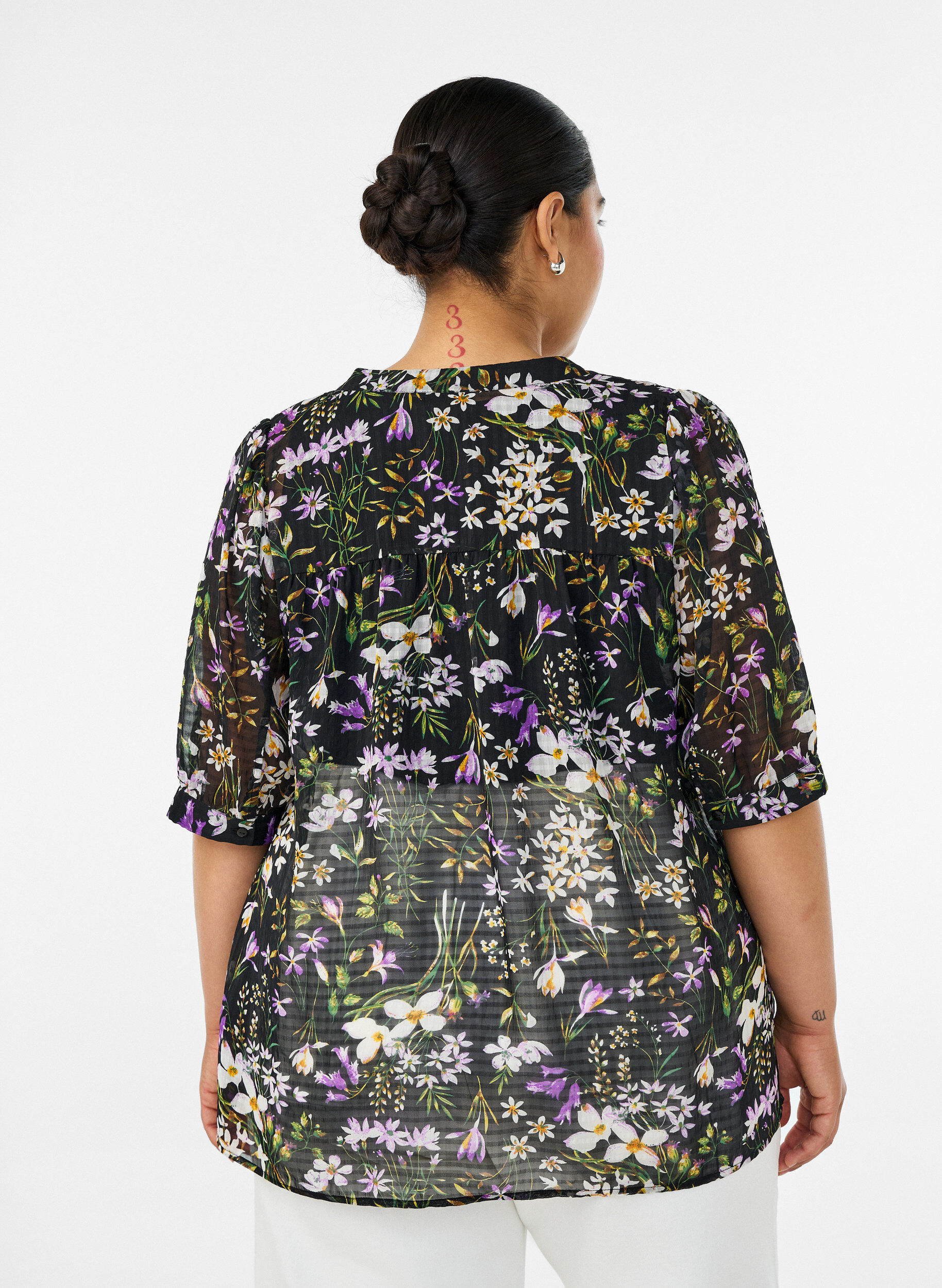ZizziBlus med blommigt m&ouml;nster och v-ringning, Svart, Model image number 2