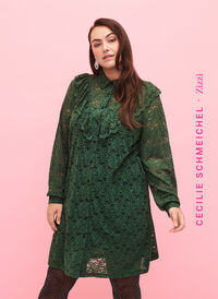 Skjortklänning med spets och volanger, Hunter Green, Model