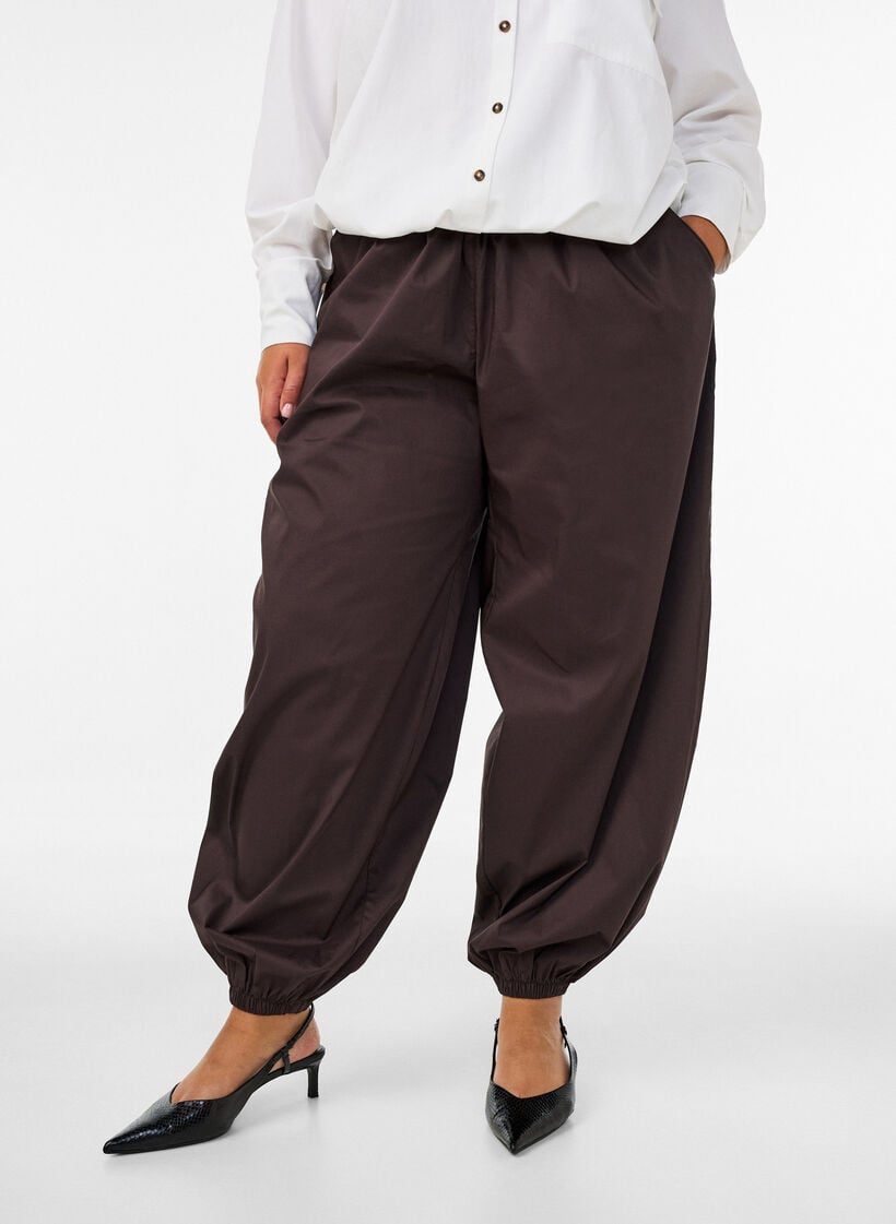 Ballongbyxor med fickor och res&aring;r i midjan, Brun, Model