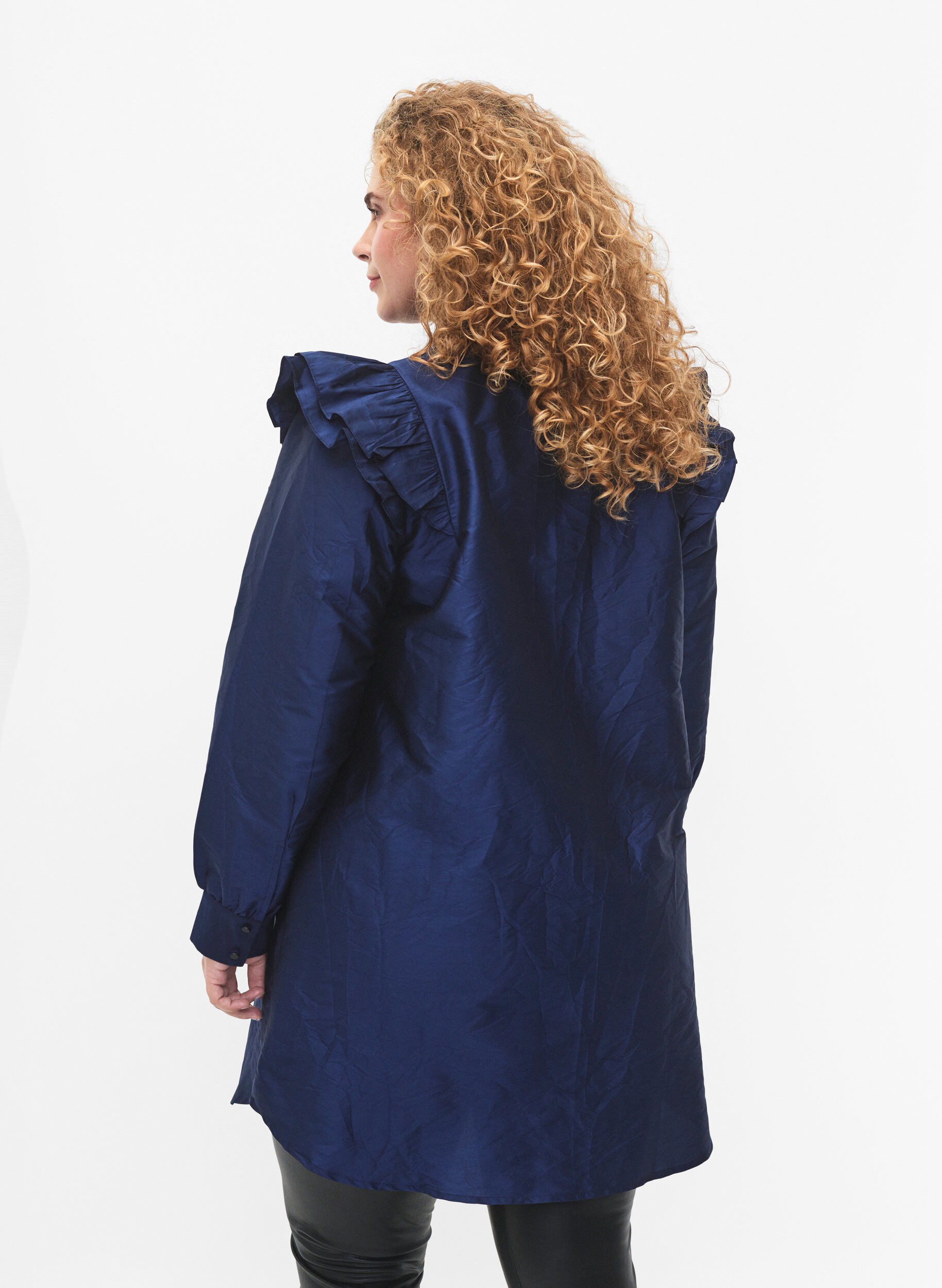 Zizzi Enf&auml;rgad skjorta med volanger, Titan, Model image number 1