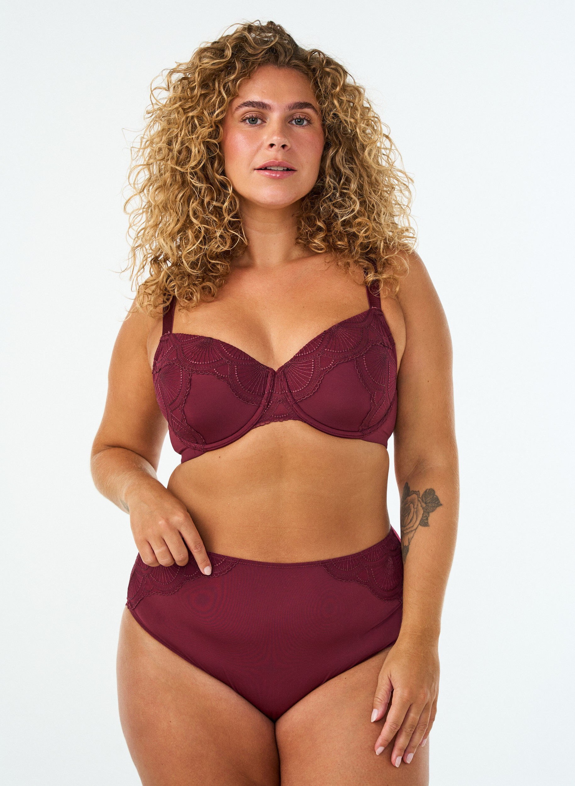 ZizziVadderad bygel-BH med spets och U-rygg, R&ouml;d, Model image number 1