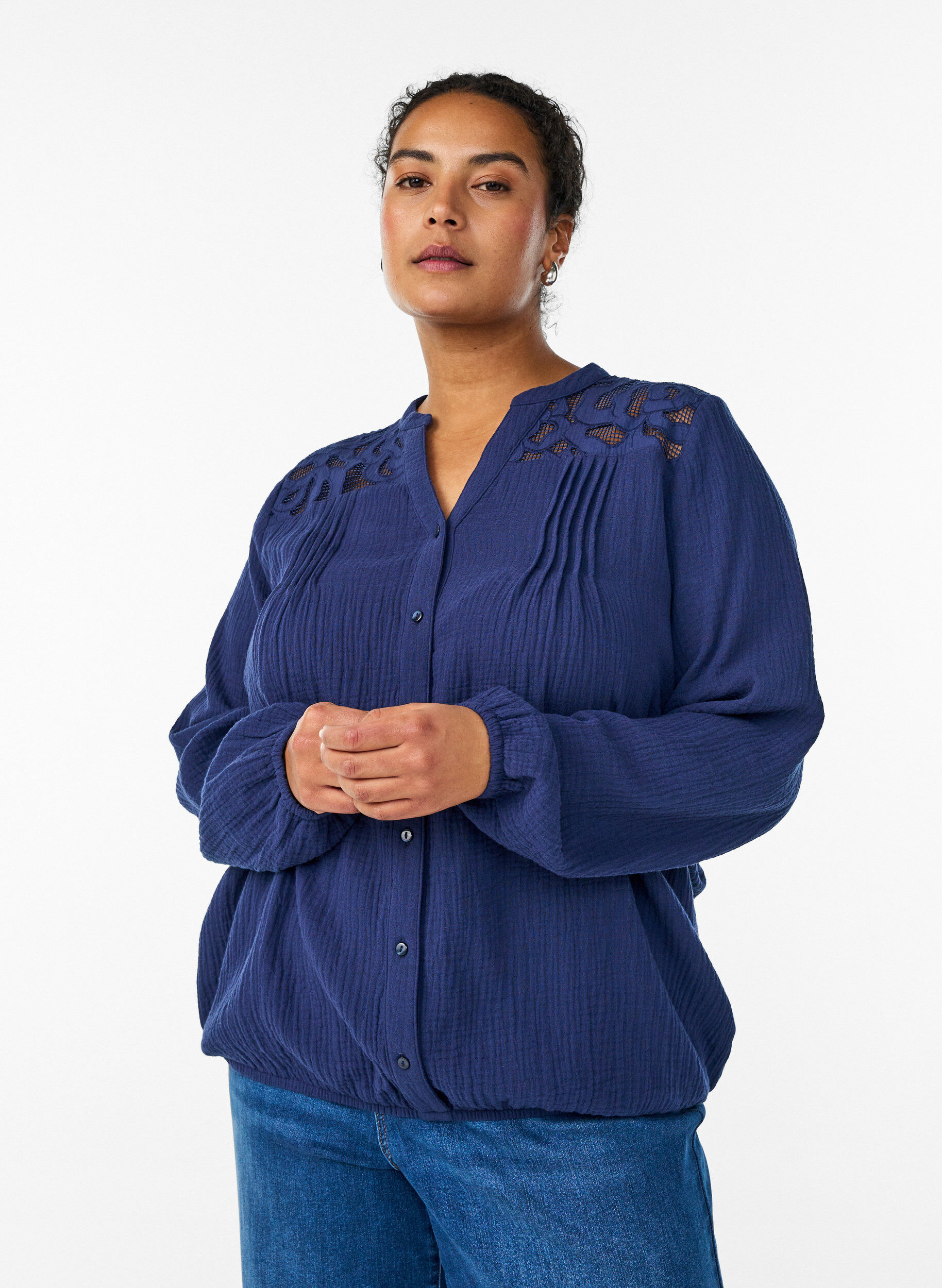 Zizzi Blus i bomullsmuslin med broderade detaljer, Bl&aring;, Model image number 0