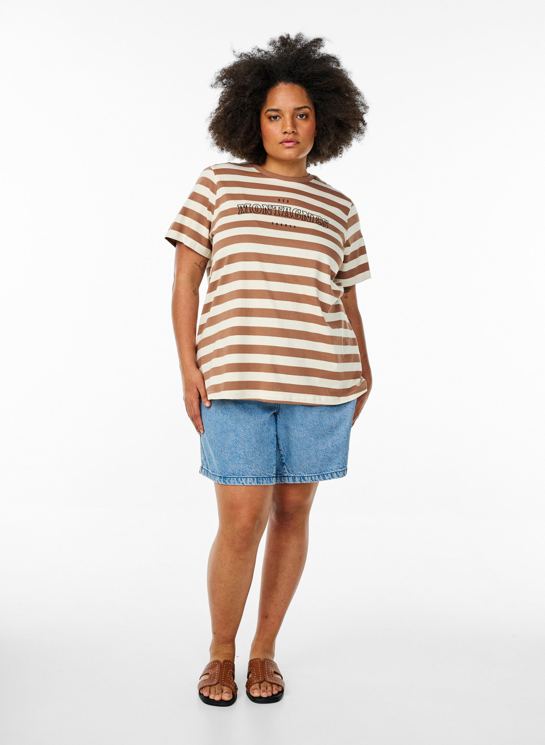 Zizzi T-shirt i ekologisk bomull med r&auml;nder och text, Brun, Model image number 1