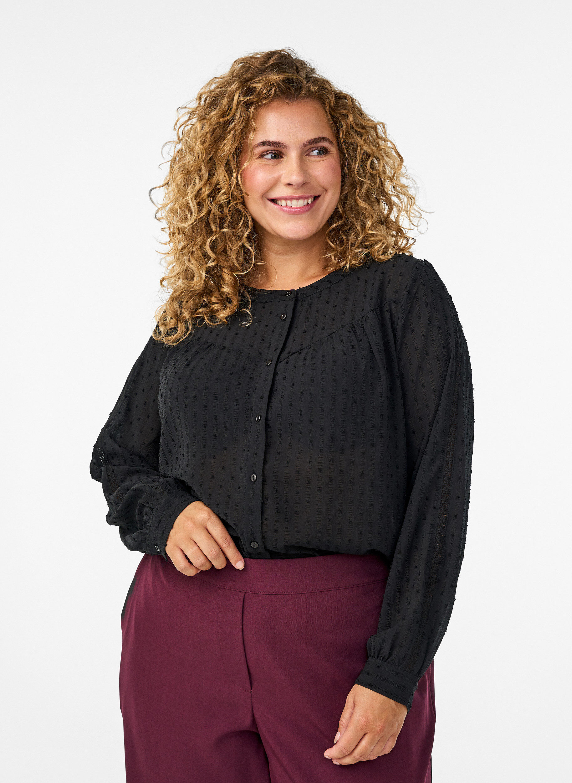 Skjorta med strukturerat prickm&ouml;nster och broderidetaljer, Svart, Model