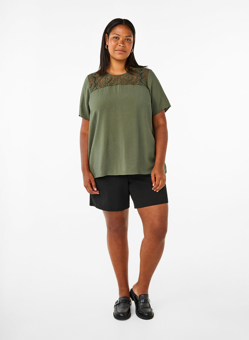 Kortärmad viskosblus med spetsdetalj, Thyme, Model image number 2
