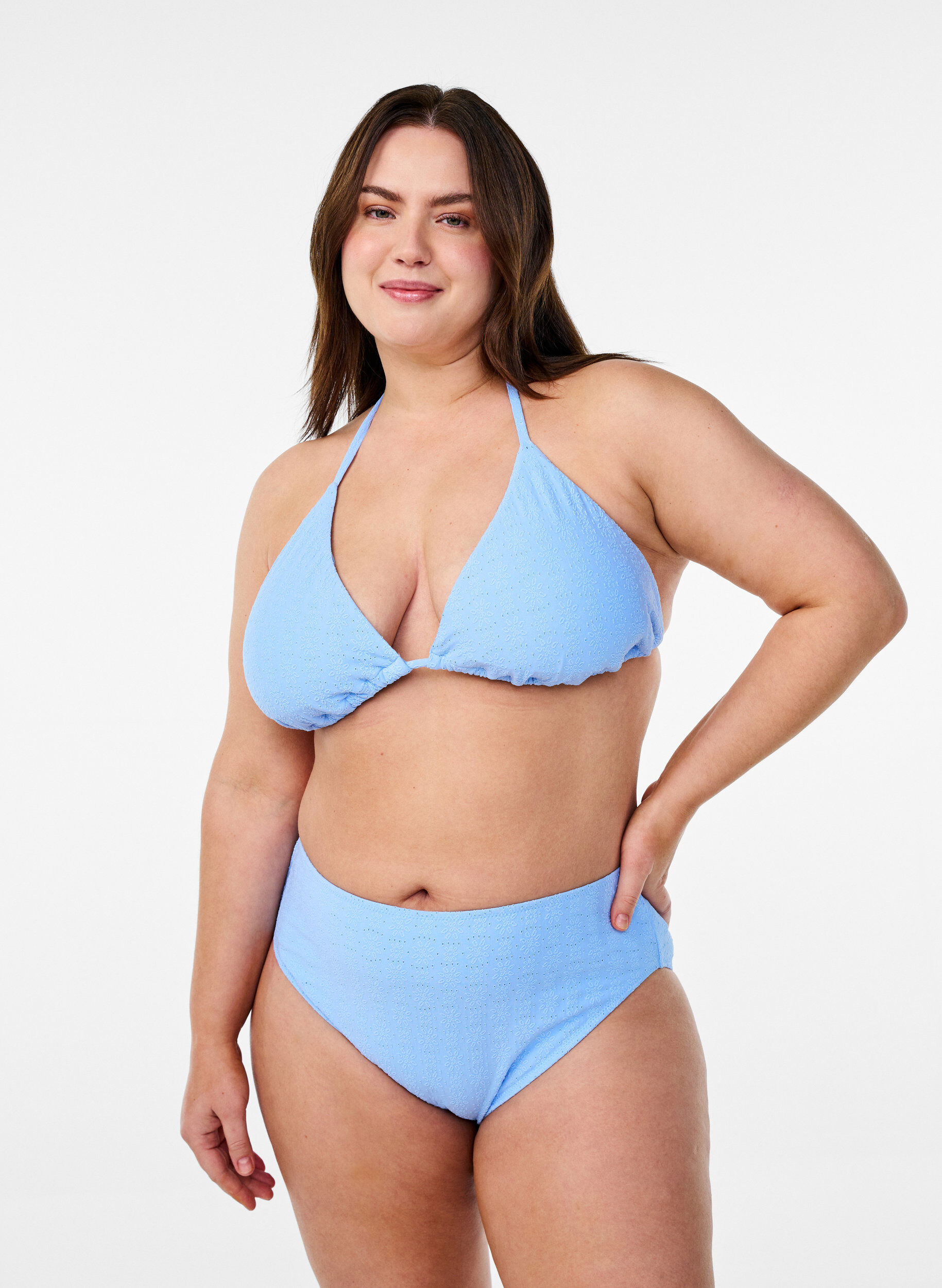 Bikinitrosa med tai-sk&auml;rning och texturerat m&ouml;nster, Bl&aring;, Model