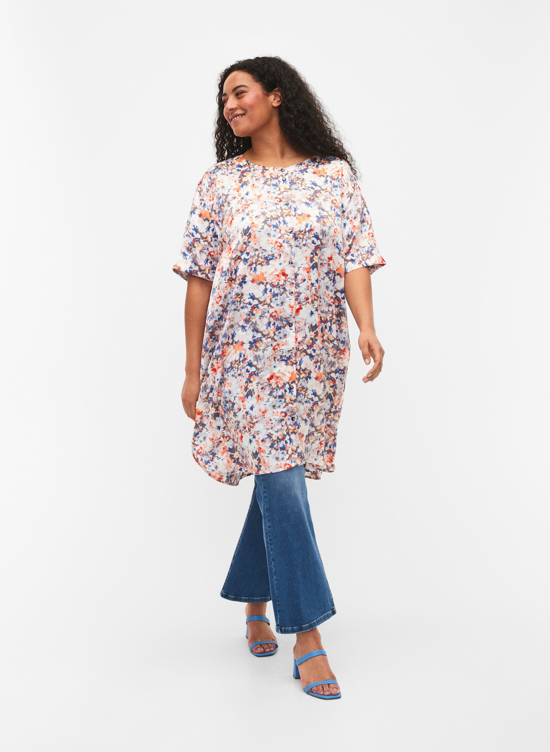 Zizzi Tryckt skjortkl&auml;nning med knapp&ouml;ppning, B.White graphic AOP, Model image number 2