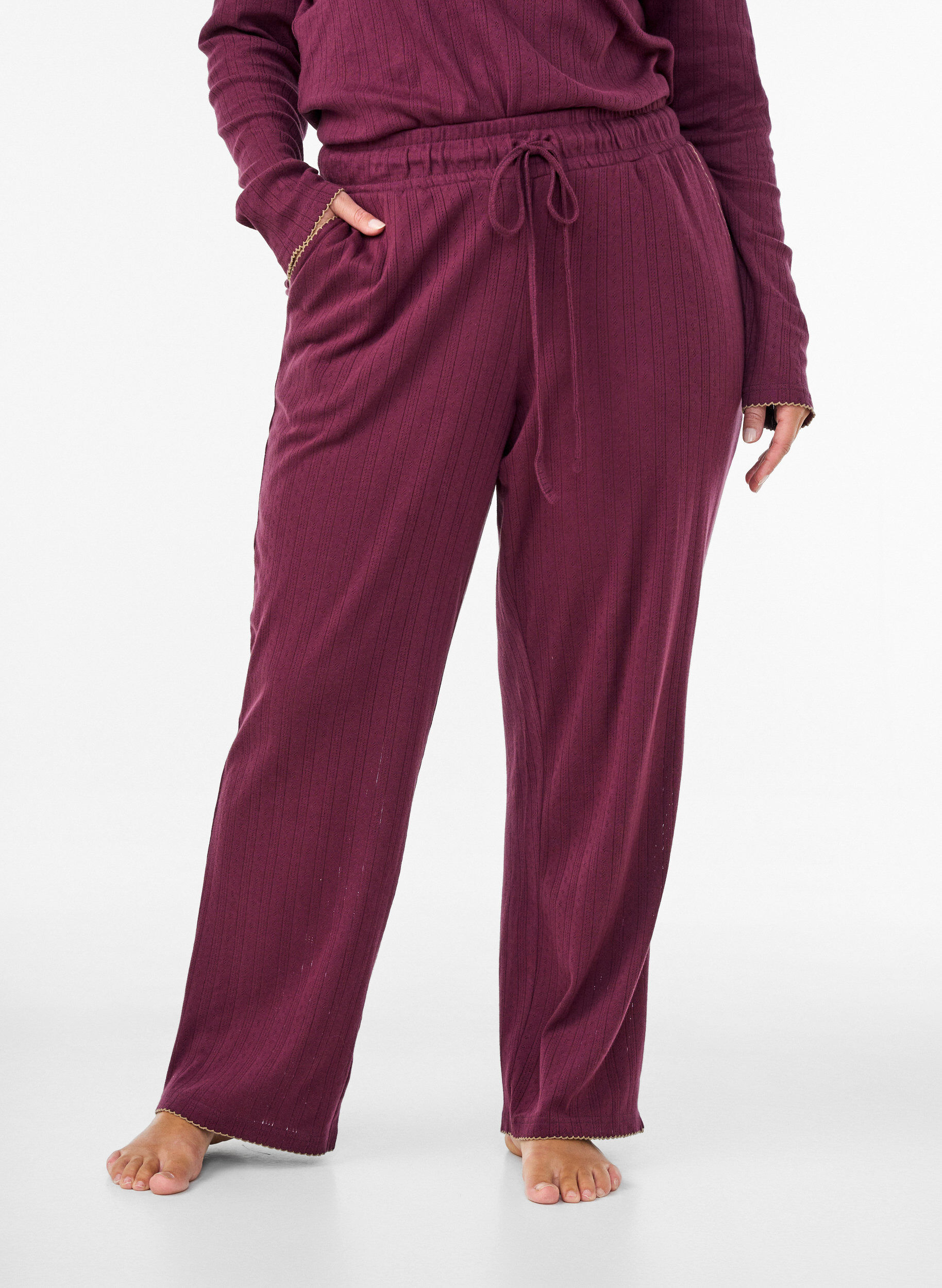 ZizziPyjamasbyxor i ekologisk bomull med h&aring;lbroderi, M&ouml;rk Bordeaux, Model image number 2