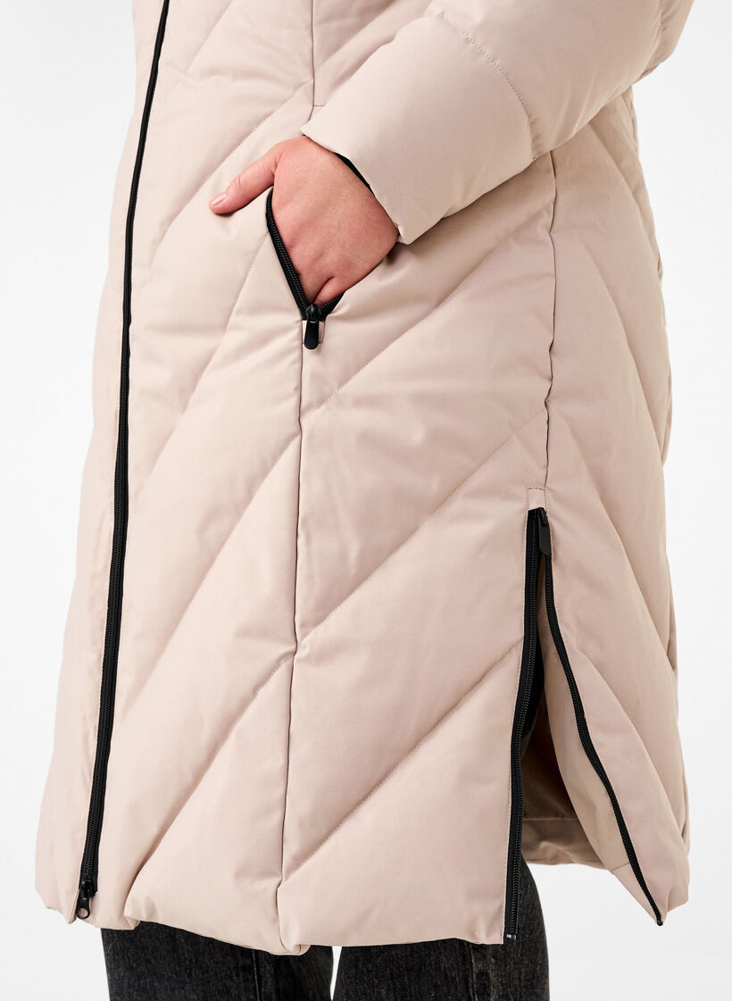 L&aring;ng vinterkappa med hyskkn&auml;ppning och krage i fuskp&auml;ls, Beige, Model image number 3