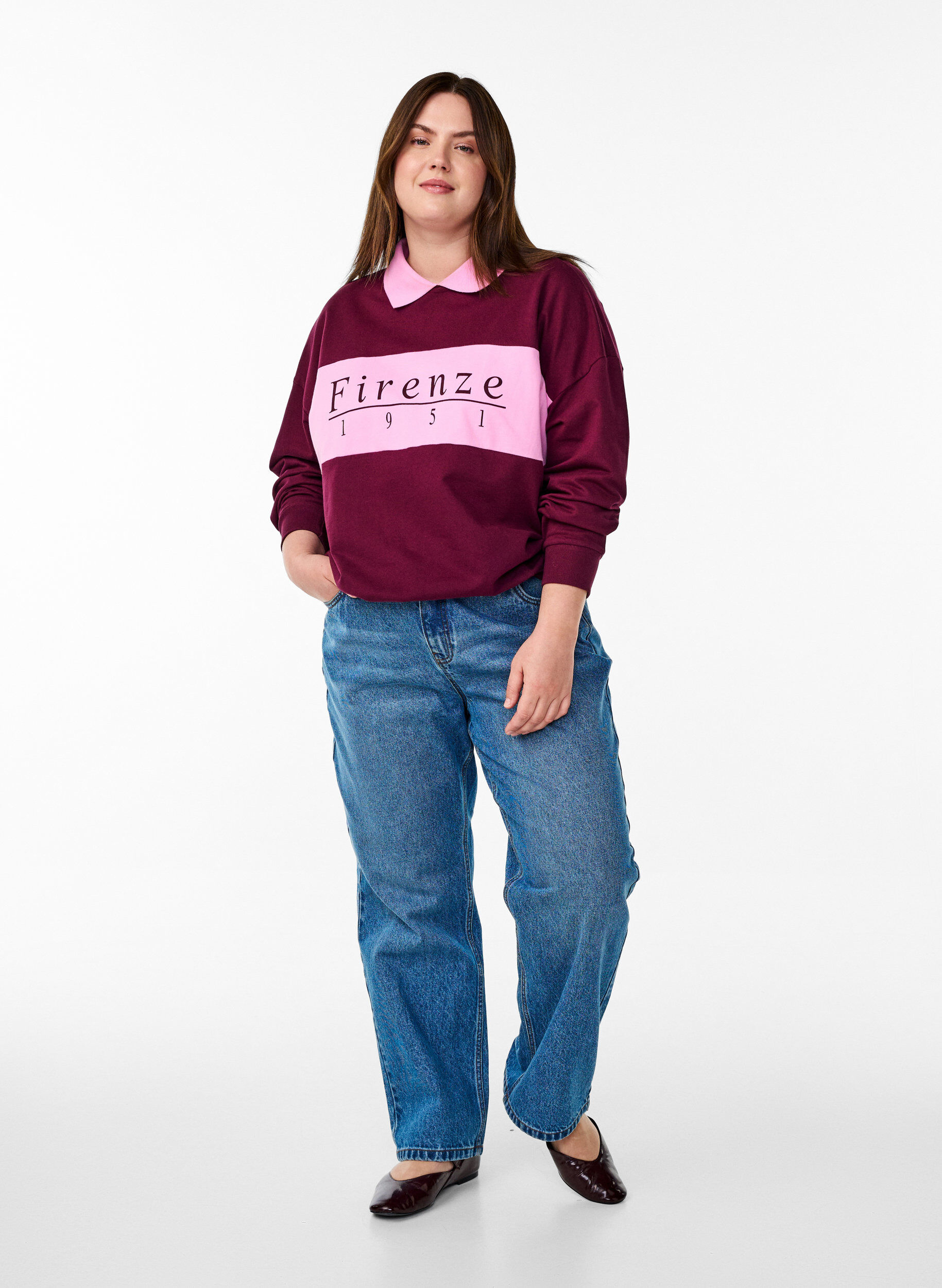 Zizzi Sweatshirt i ekologisk bomull med krage och kontrasttryck, M&ouml;rk Bordeaux, Model image number 1