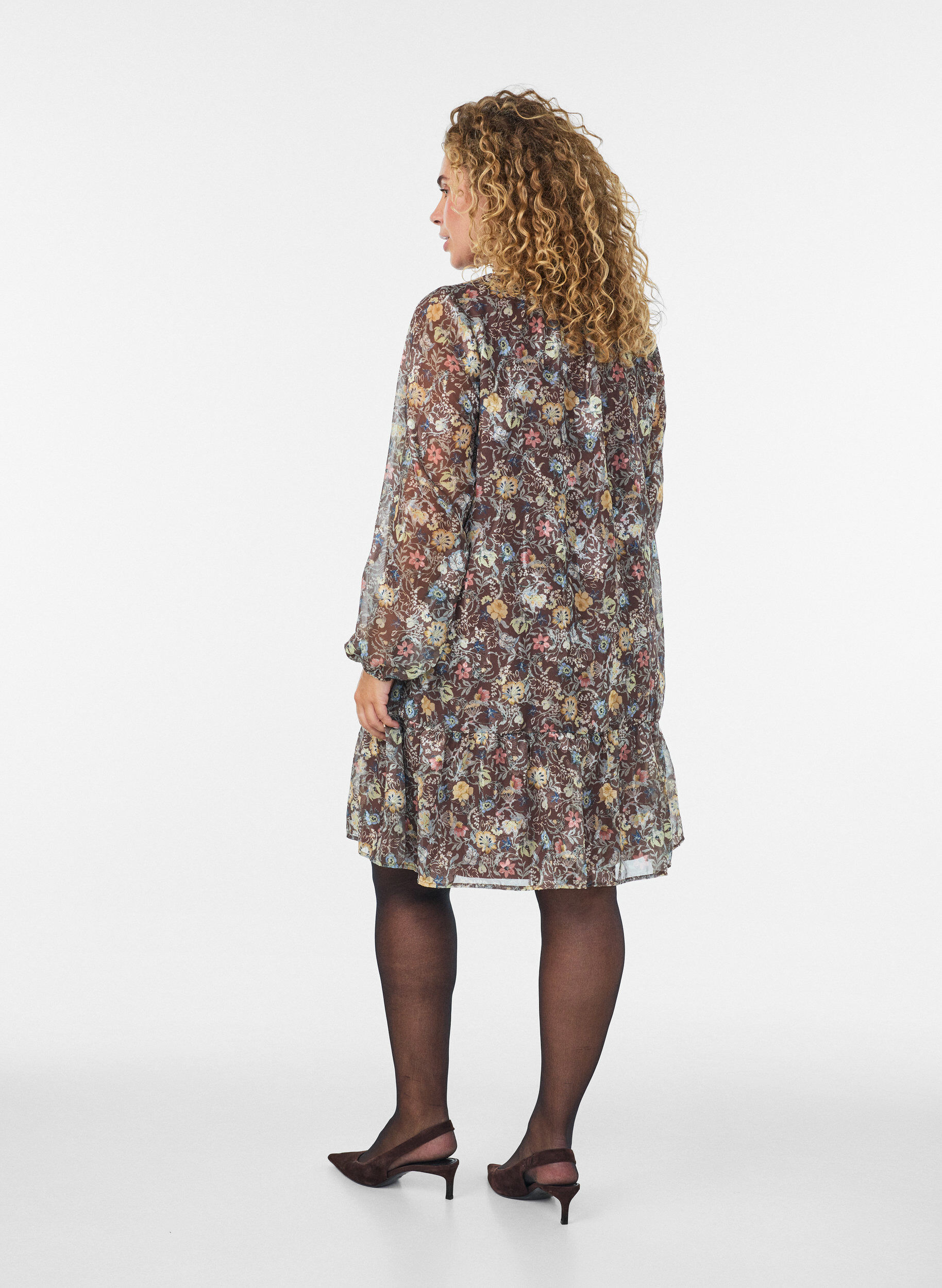 ZizziKl&auml;nning i chiffong med blommigt m&ouml;nster och volanglager, Brun, Model image number 2