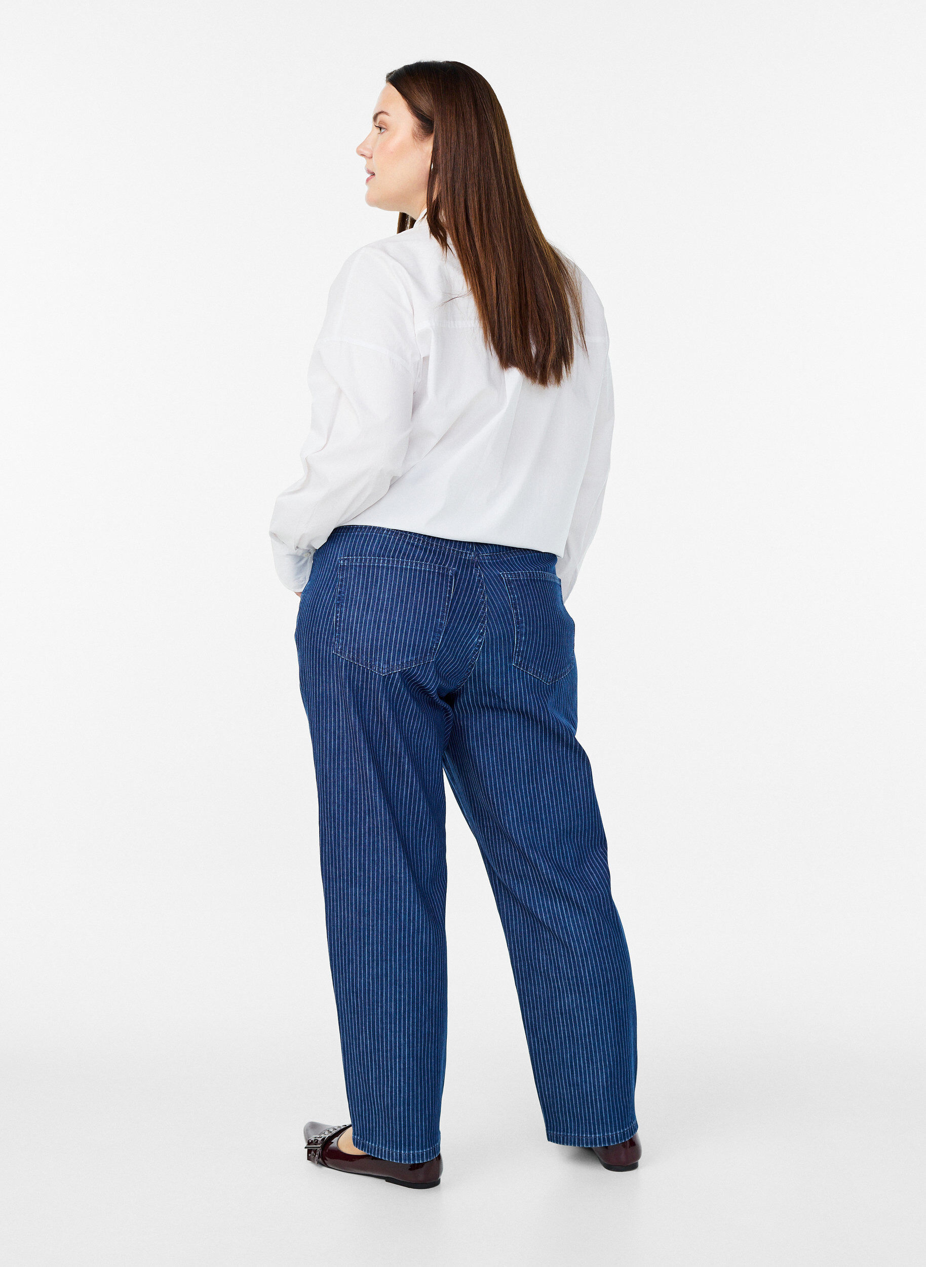 Zizzi Kritstrecksrandiga jeans med rak passform, Bl&aring;, Model image number 1