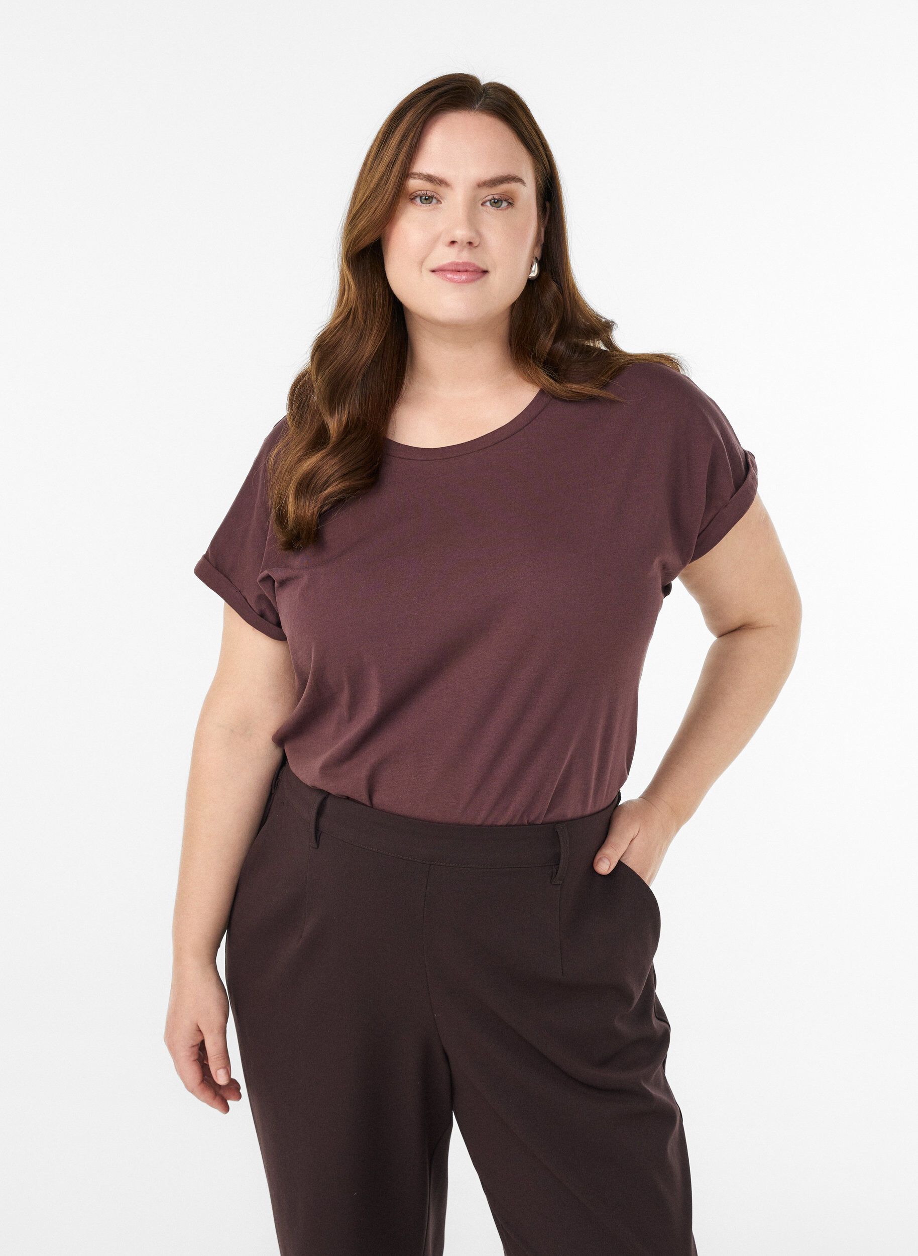 Kort&auml;rmad t-shirt i bomullsblandning, M&ouml;rk Bordeaux, Model