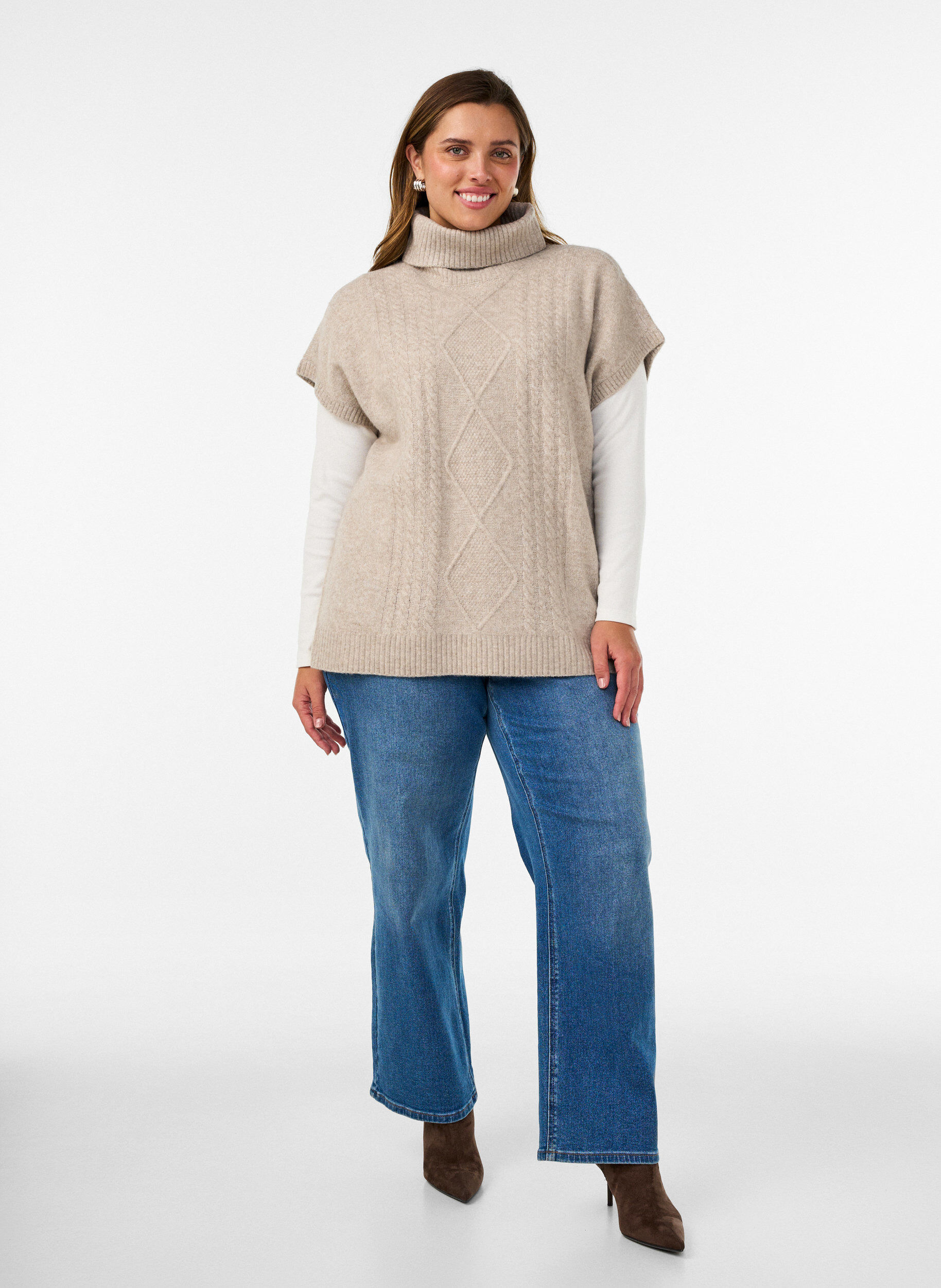 ZizziStickad v&auml;st med polokrage och fl&auml;tstickning, Beige, Model image number 1
