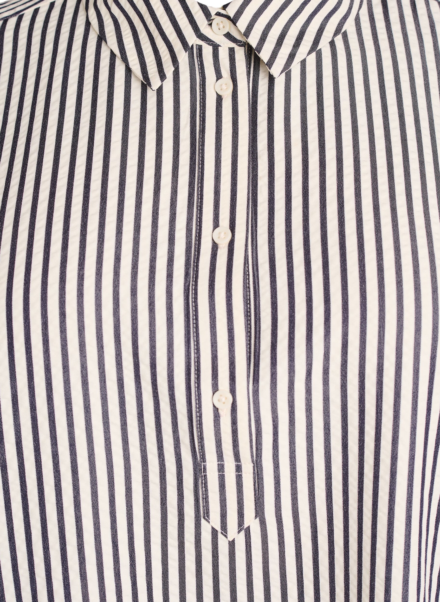 Zizzi Randig skjorta med knappdetalj baktill, Svart, Packshot image number 2