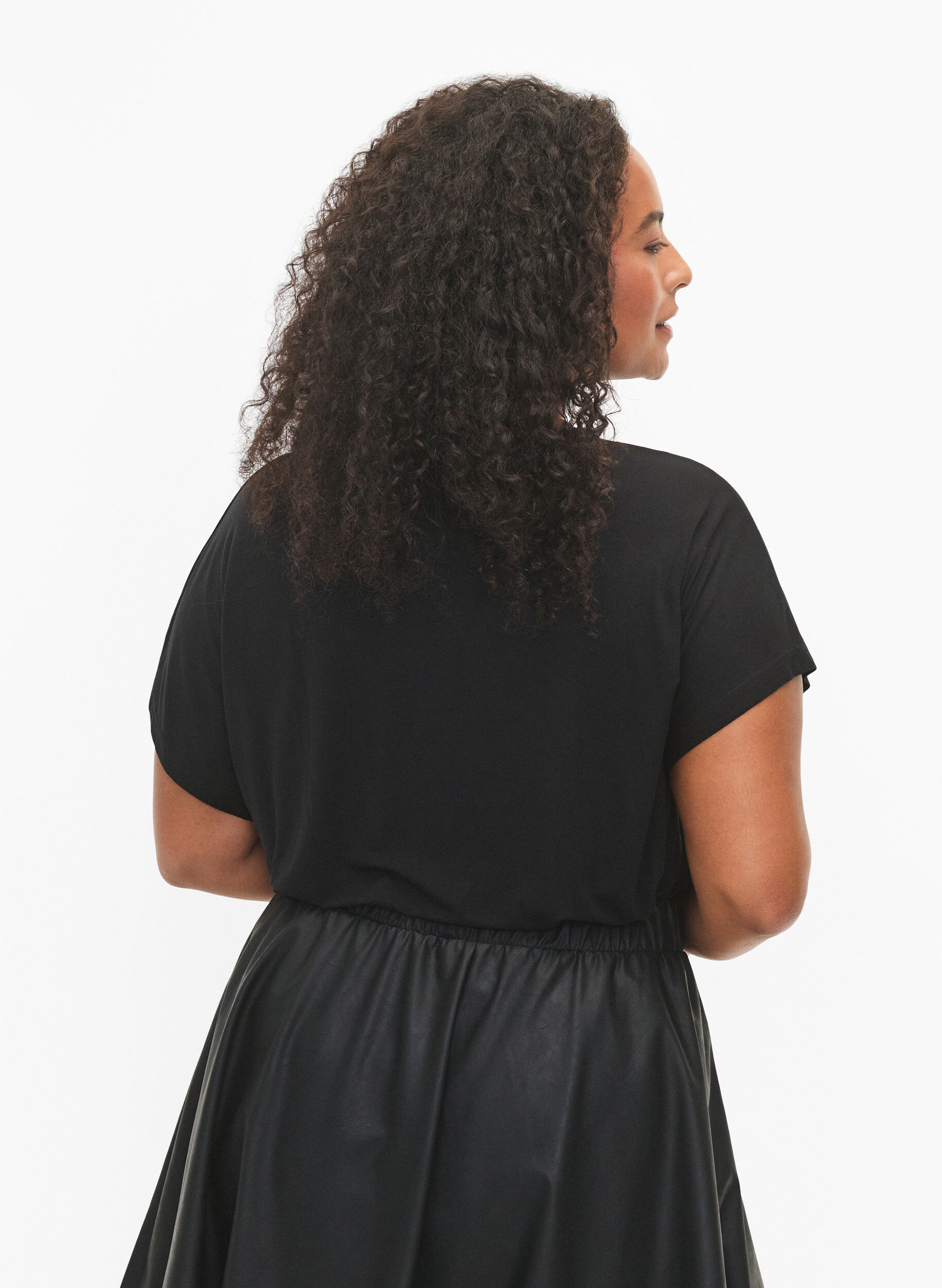 Zizzi Kort&auml;rmad t-shirt i viskos med tryck, Black W. Lips, Model image number 1