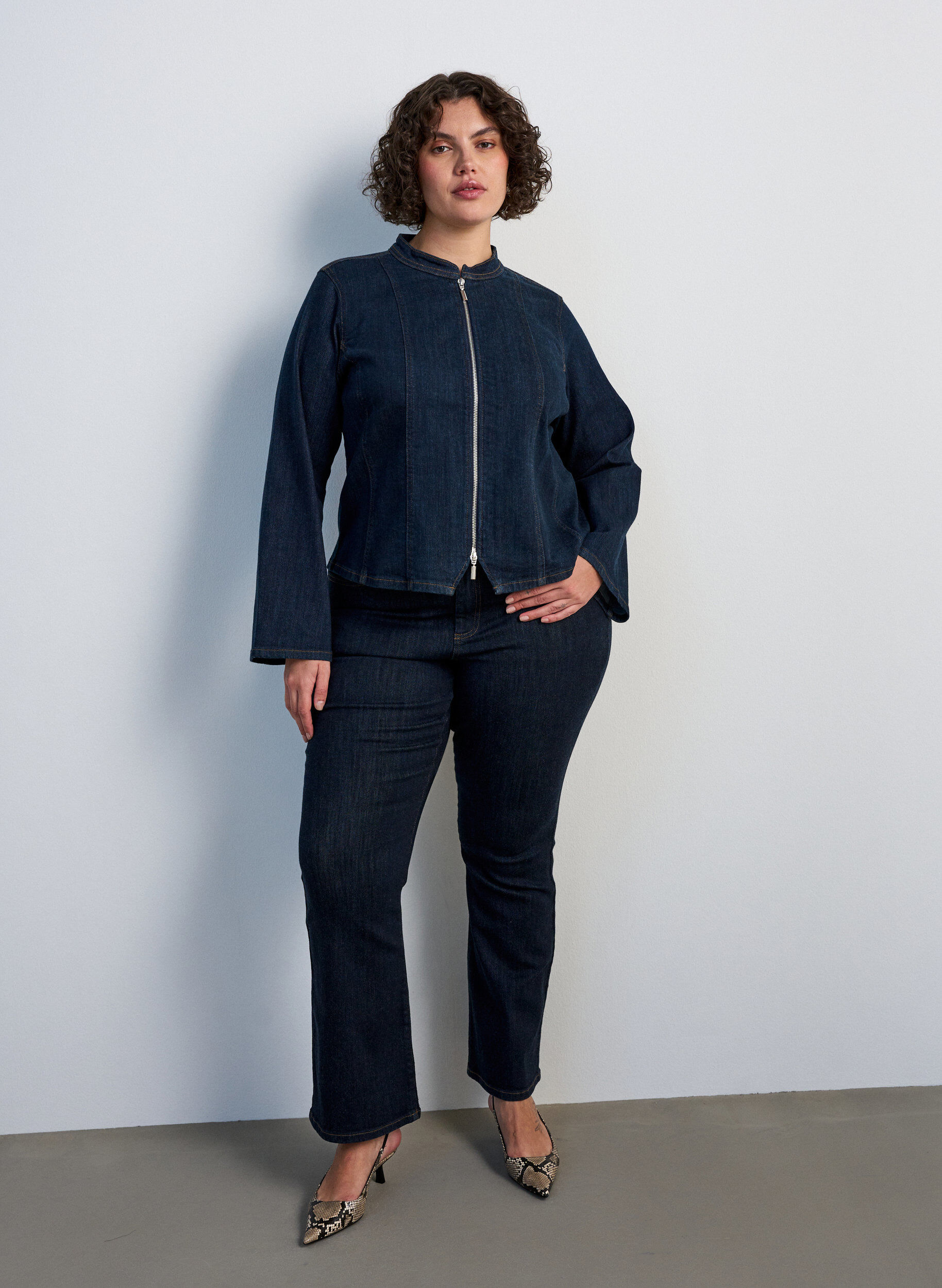 Ellen bootcut-jeans med h&ouml;g midja, Bl&aring;, Model