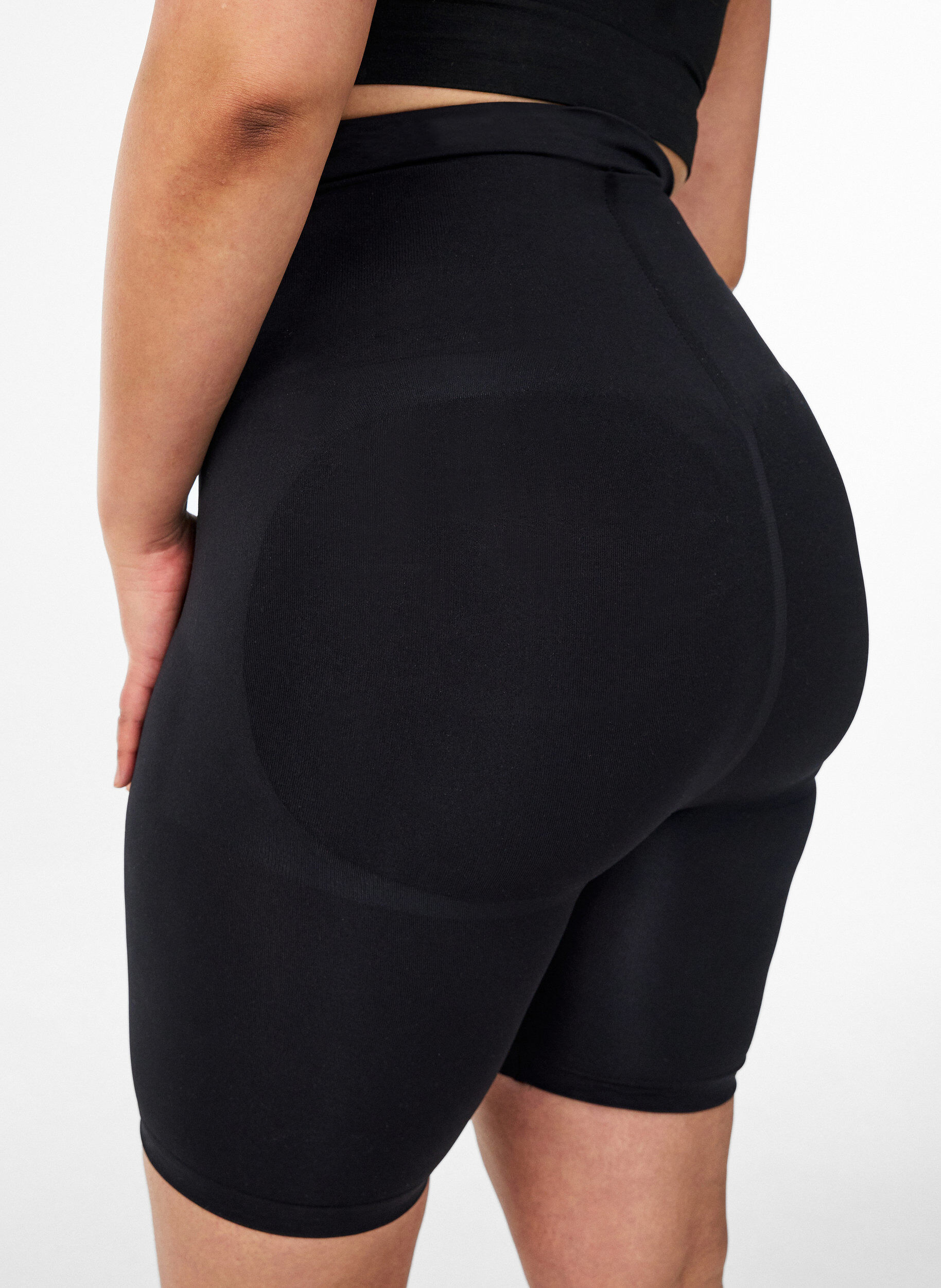 Zizzi Shapewear-shorts med medium st&ouml;d och h&ouml;g midja, Svart, Model image number 3