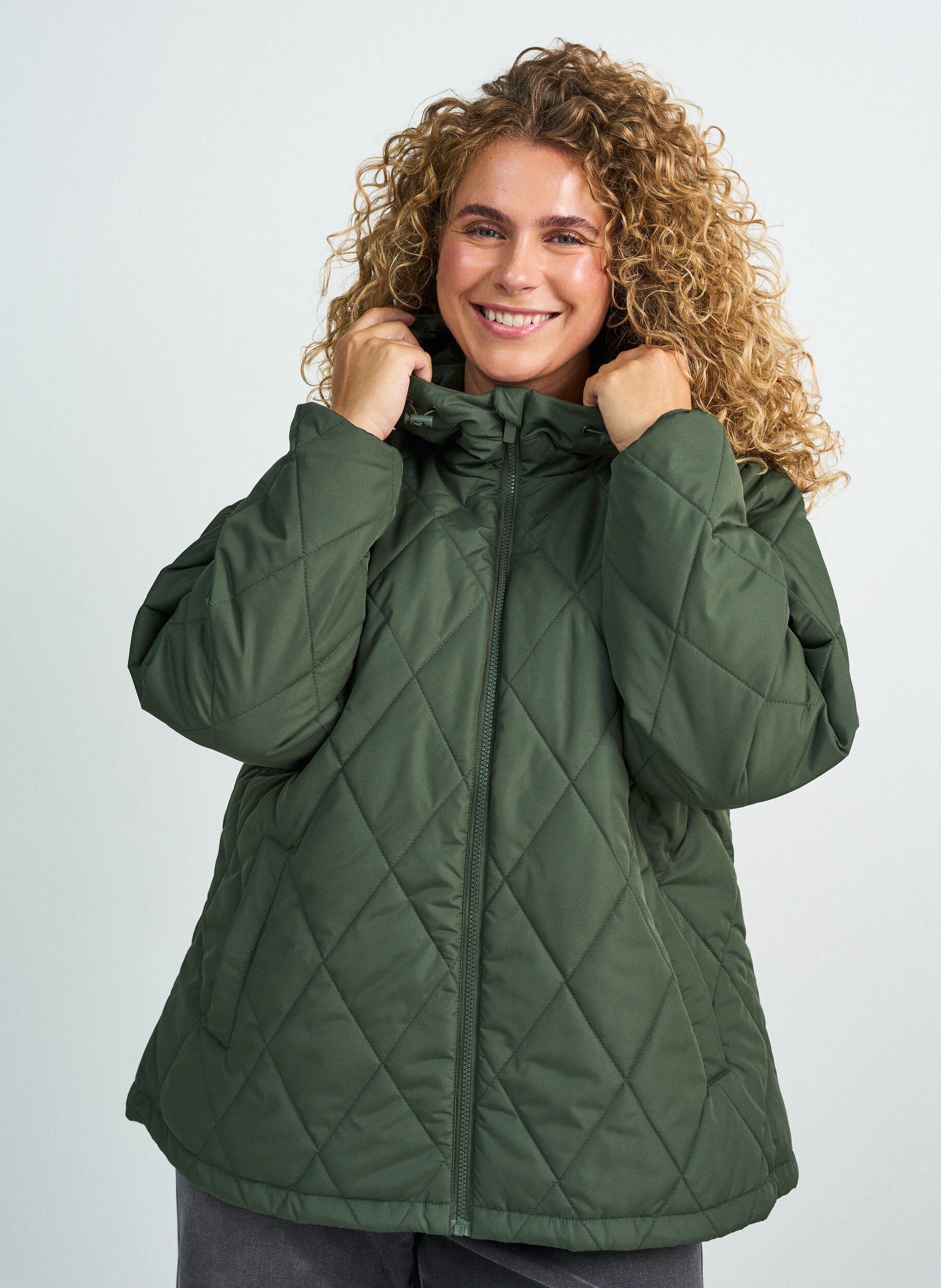 ZizziL&auml;tt vadderad jacka med diamantquilt, Gr&ouml;n, Model image number 0
