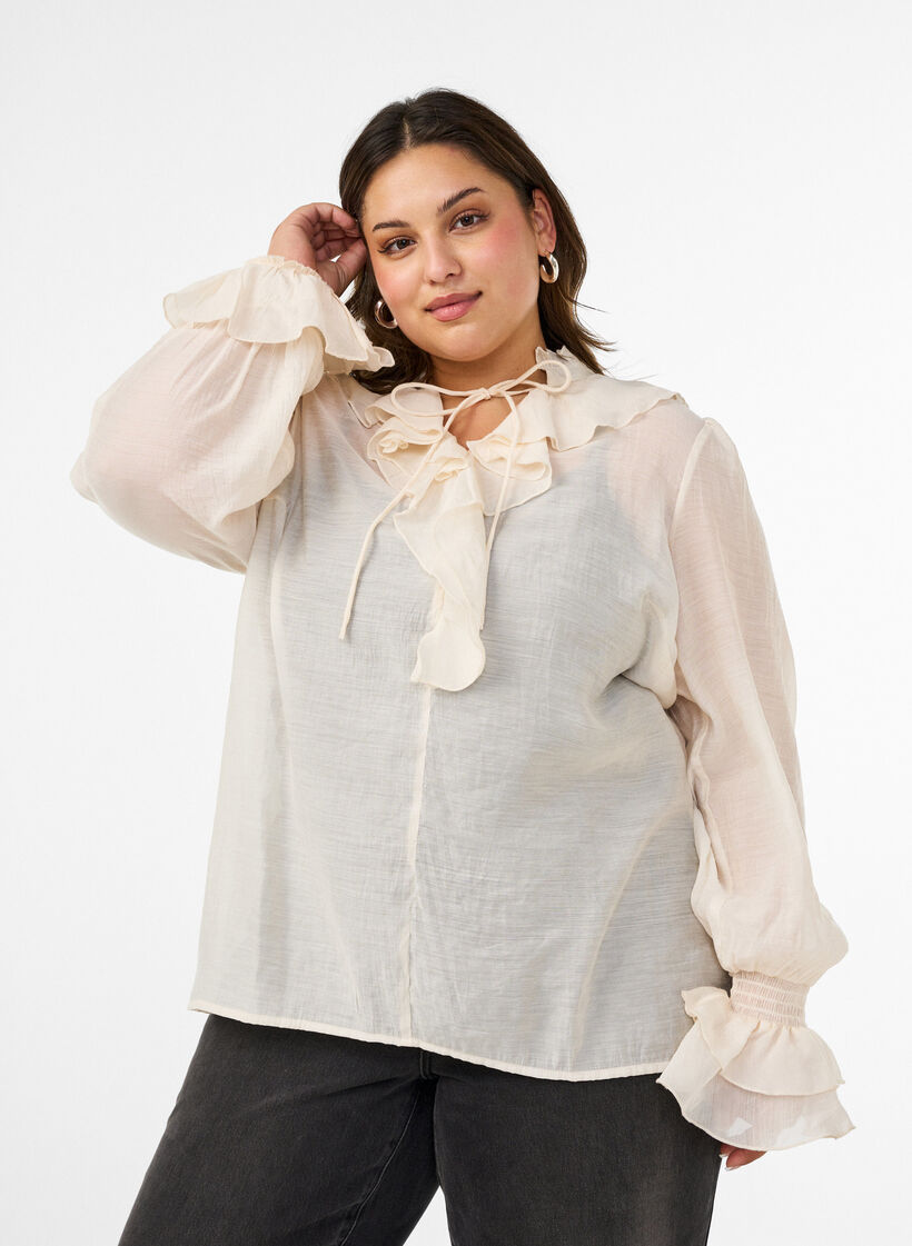 Blus i viskos med volanger och l&aring;nga &auml;rmar, Vanilla, Model image number 0