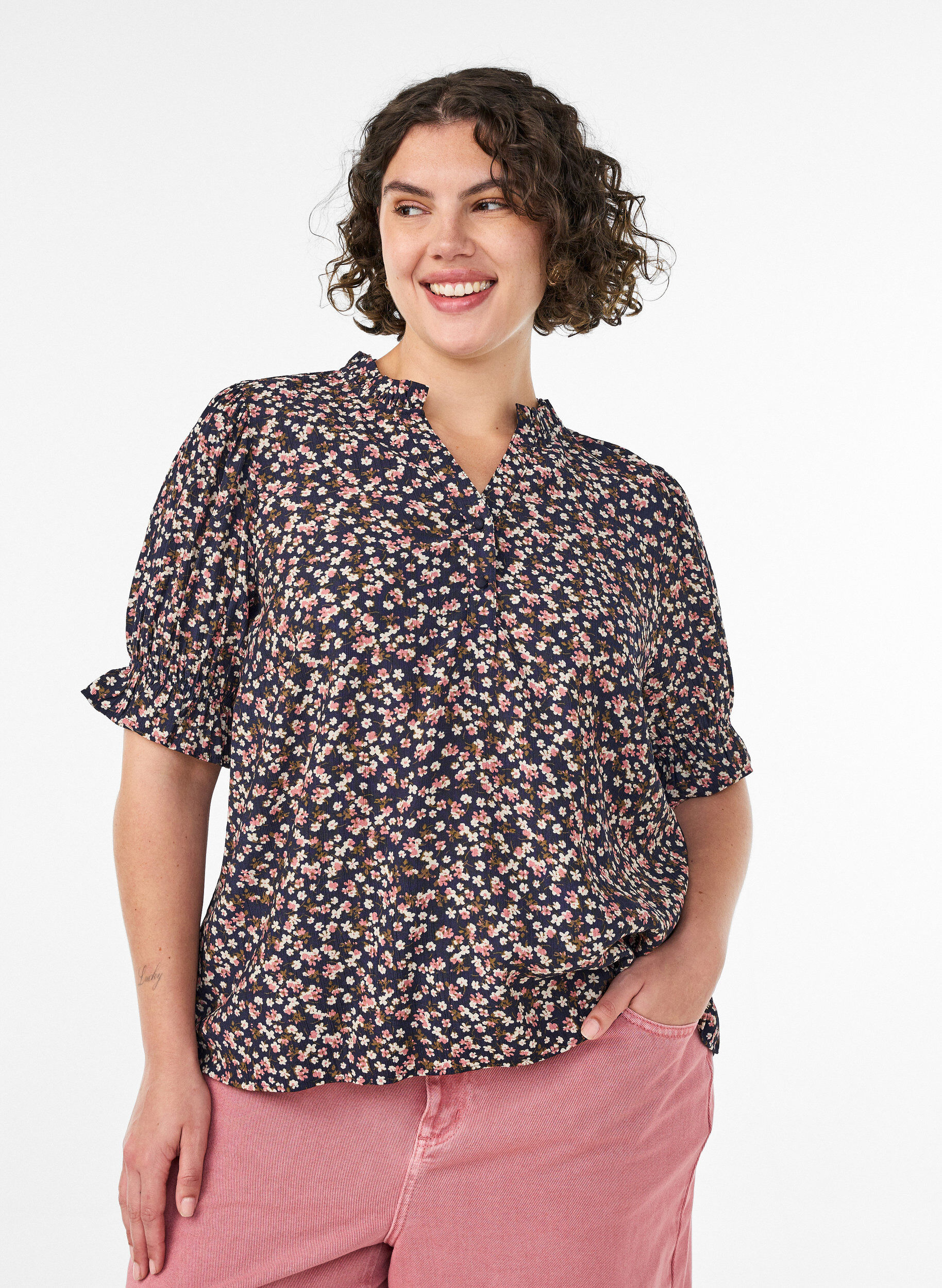 ZizziBlommig blus i viskos med korta &auml;rmar och smockdetaljer, Bl&aring;, Model image number 0