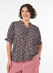 Blommig blus i viskos med korta &auml;rmar och smockdetaljer, Bl&aring;, Model image number 0