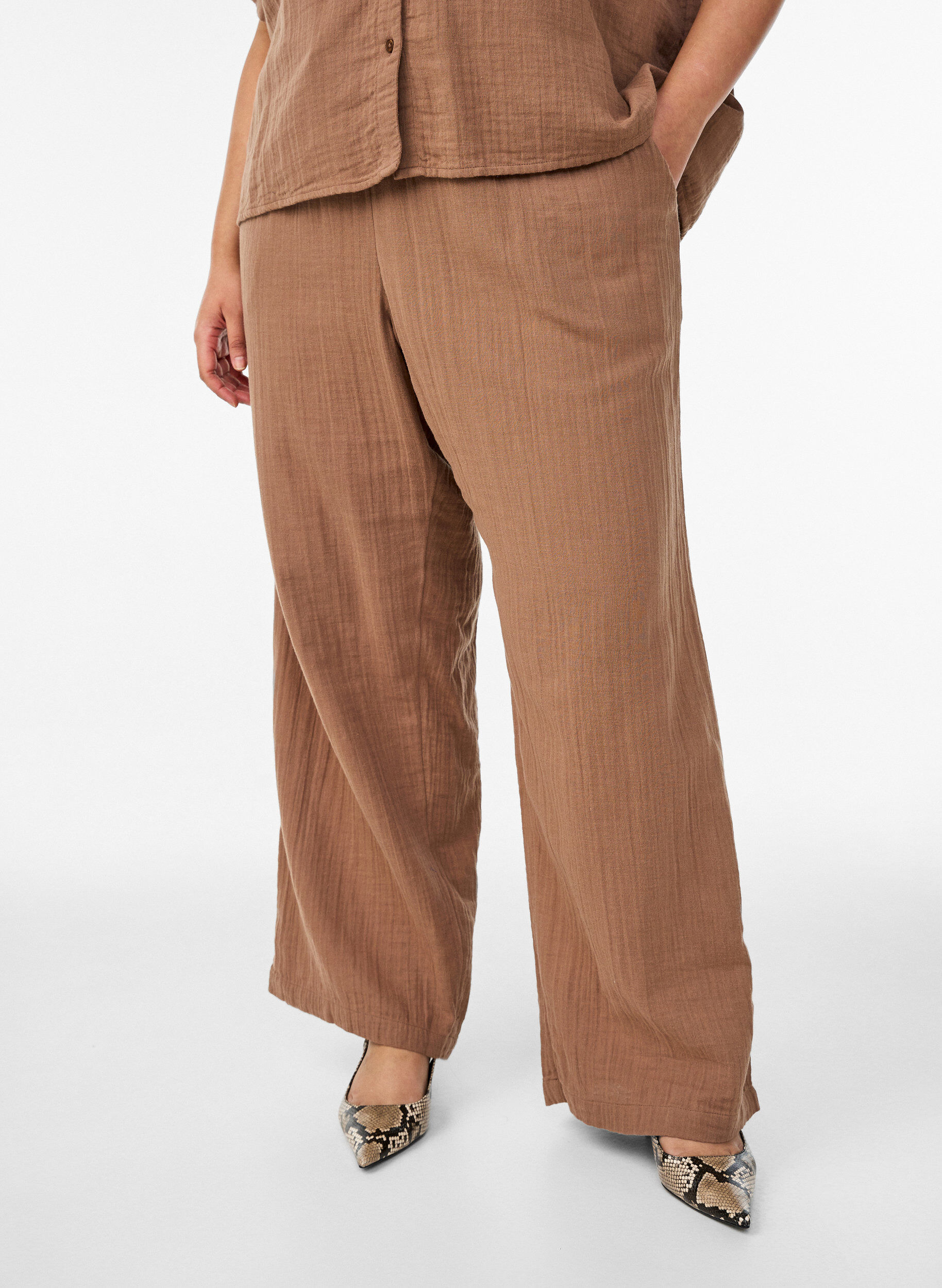 ZizziByxor i bomullsmuslin med h&ouml;g midja och l&ouml;sa ben, Brun, Model image number 2