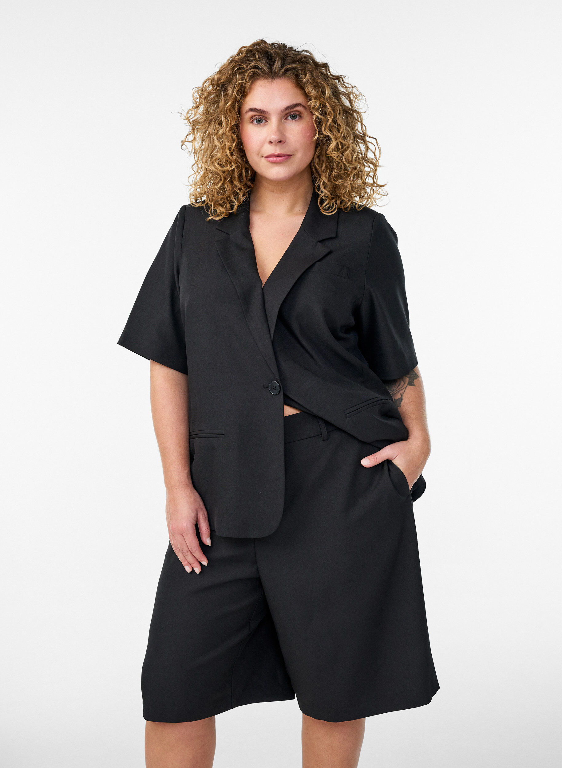 Zizzi L&ouml;sa Bermudashorts med h&ouml;g midja, Svart, Model image number 0