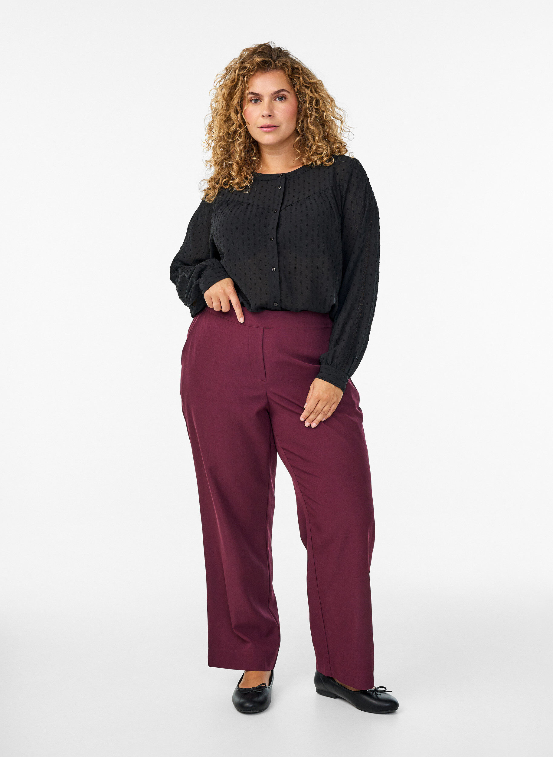 Zizzi Skjorta med strukturerat prickm&ouml;nster och broderidetaljer, Svart, Model image number 1