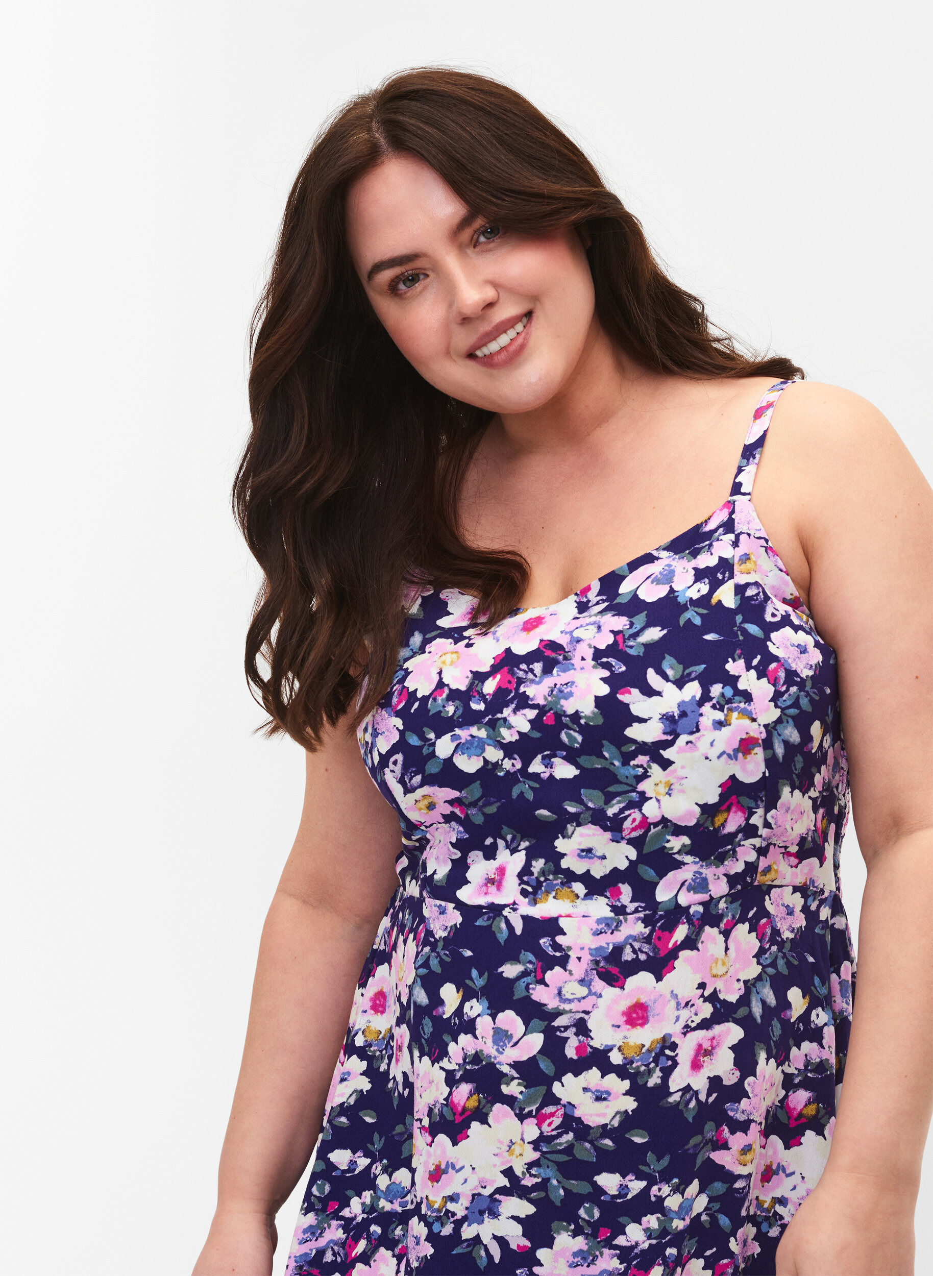 Zizzi Blommig slipkl&auml;nning i viskos med smock, Blue Flower, Model image number 3