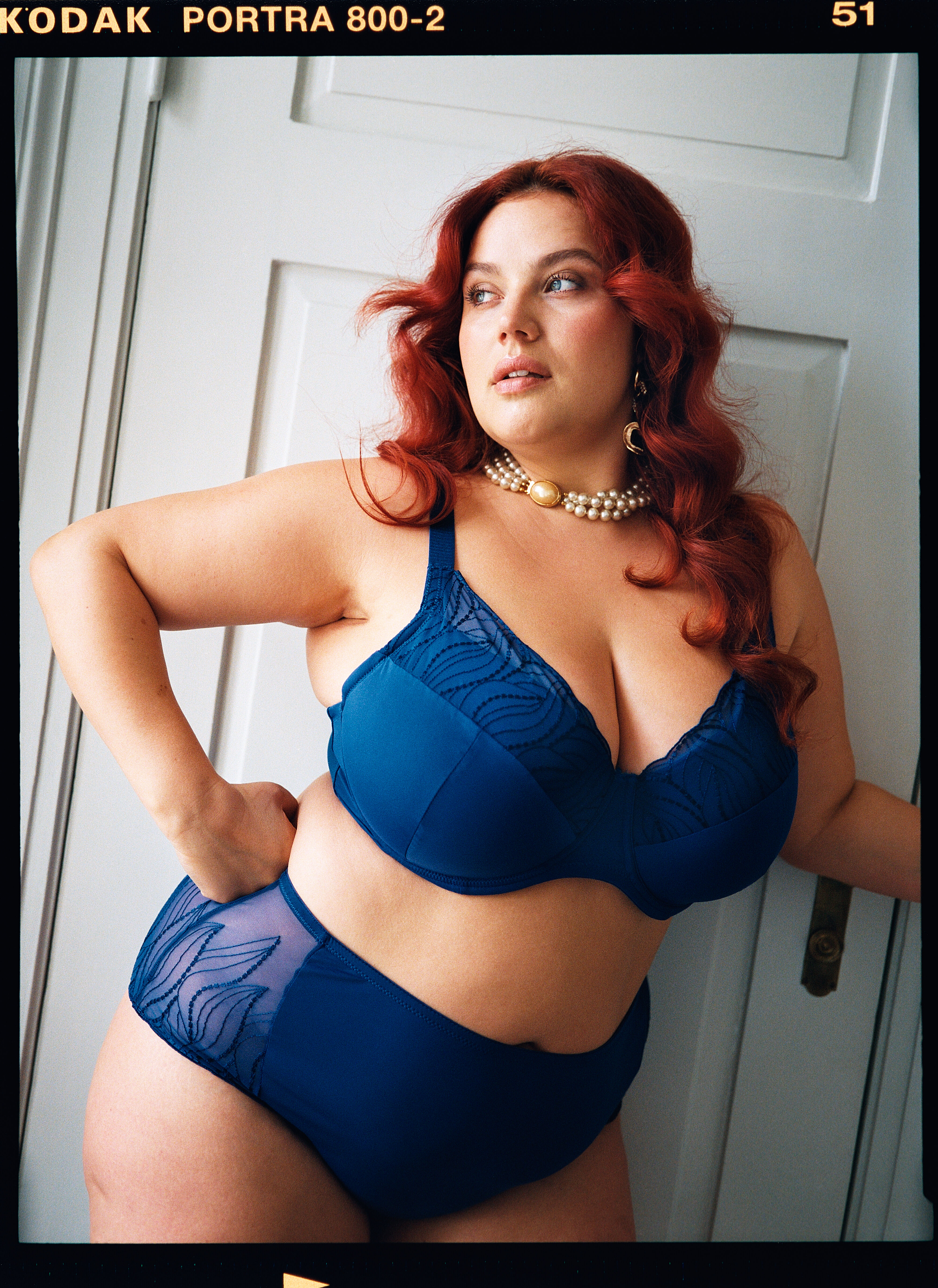 Set i bl&aring;tt med vackra detaljer, , Model