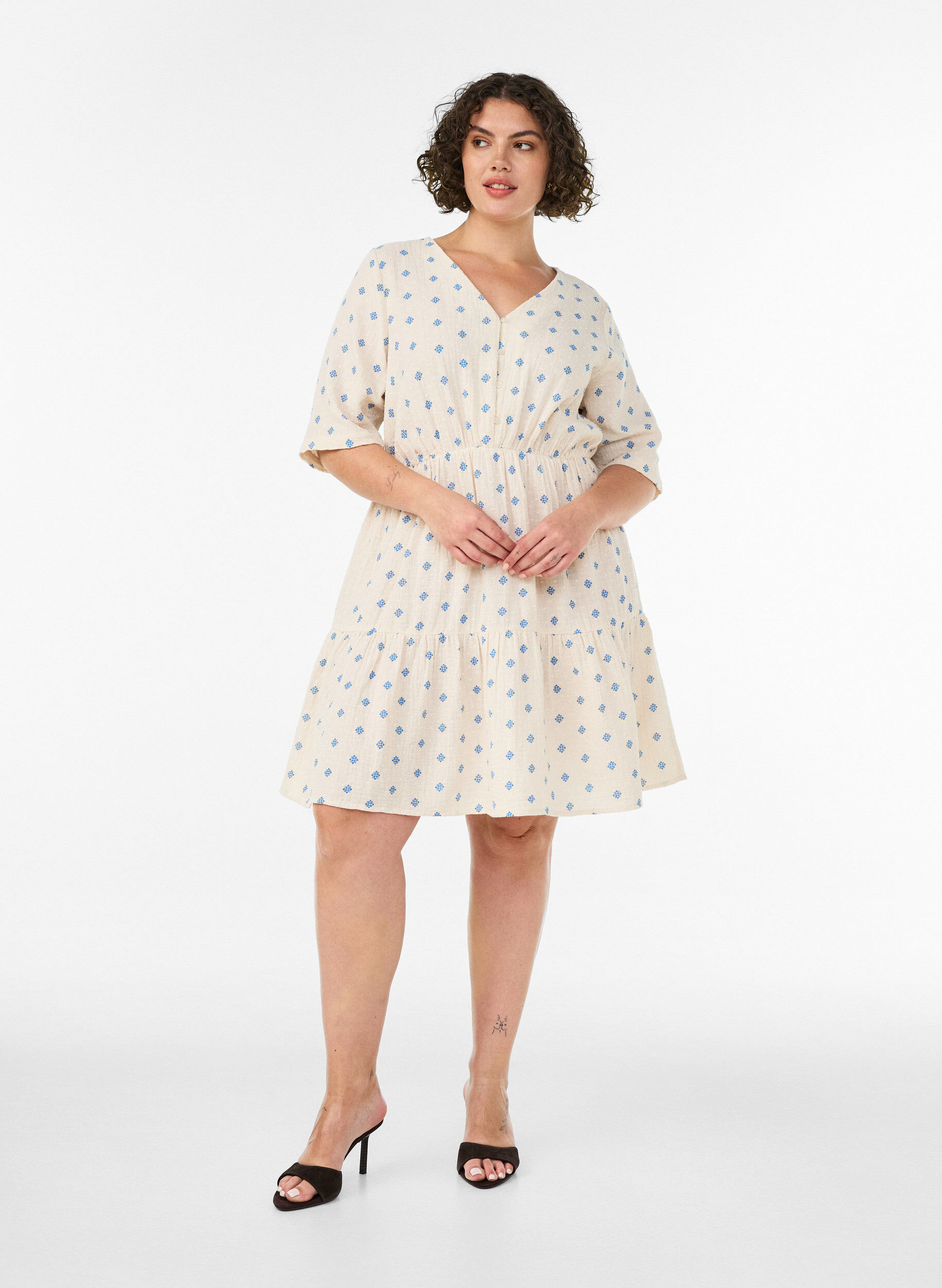 ZizziM&ouml;nstrad kl&auml;nning i bomull med res&aring;r i midjan, Beige, Model image number 1