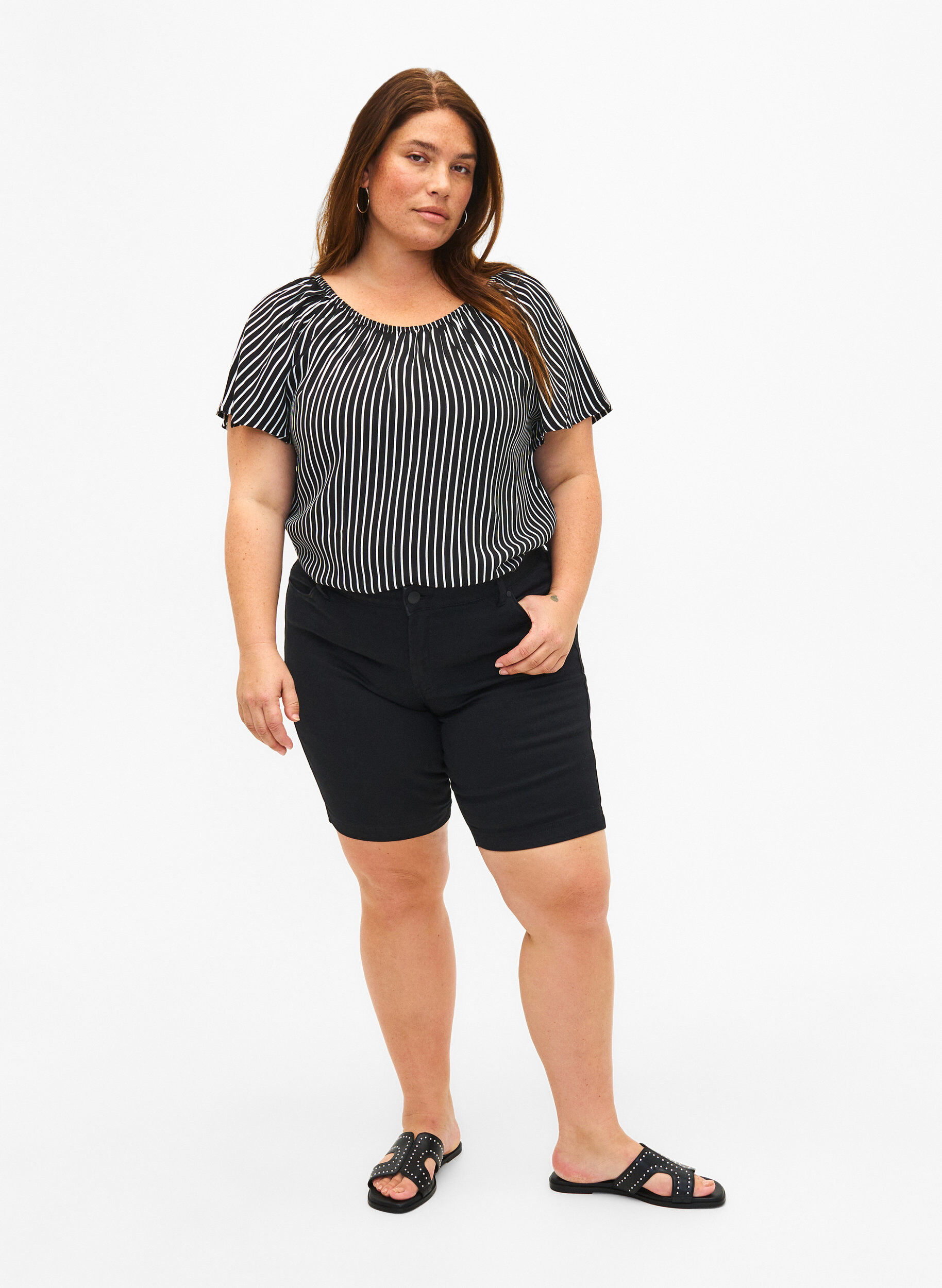 Zizzi Randig viskosblus med kort &auml;rm, Black/ White Stripe, Model image number 2